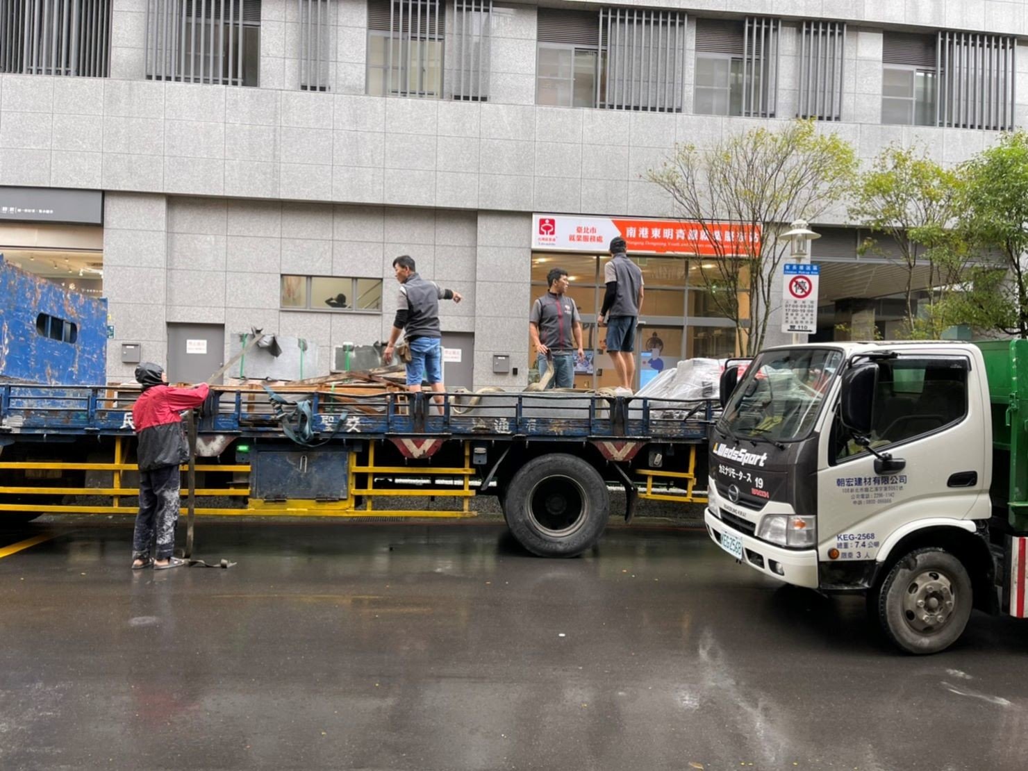 重物搬運/南港搬家【榮福搬家公司】搬洗衣機、搬披薩窯、精搬金庫、搬保險櫃、精搬魚缸、跨縣搬家、搬工派遣、搬床墊、搬冰箱、搬家具、搬家首選、吊掛搬運、吊家具搬運、台北搬家公司推薦:大台北搬家、新北搬家推薦,精緻包裝搬運「細膩包裝、專業搬運、用心服務、以客為尊」是榮福搬家公司的宗旨與精神。歡迎立即來電02-2651-2727專人服務。 重物搬運/南港搬家【榮福搬家公司】搬洗衣機、搬披薩窯、精搬金庫、搬保險櫃、精搬魚缸、跨縣搬家、搬工派遣、搬床墊、搬冰箱、搬家具、搬家首選、吊掛搬運、吊家具搬運、台北搬家公司推薦:大台北搬家、新北搬家推薦,精緻包裝搬運「細膩包裝、專業搬運、用心服務、以客為尊」是榮福搬家公司的宗旨與精神。歡迎立即來電02-2651-2727專人服務。