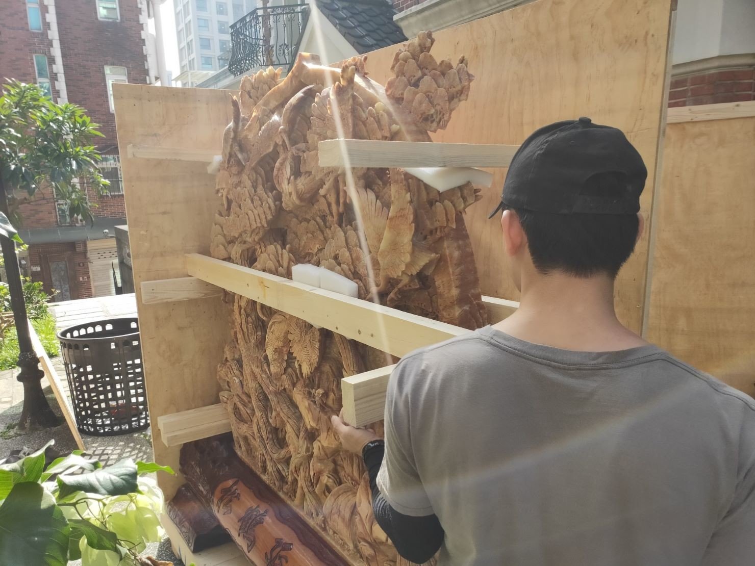 重物搬運、搬佛像【榮福搬家公司】搬披薩窯、精搬金庫、搬保險櫃、精搬魚缸、跨縣搬家、搬工派遣、搬玉石、搬神明桌、搬家具、搬家首選、吊掛搬運、吊家具搬運、搬重物技巧、台北搬家公司推薦:大台北搬家、基隆搬家、桃園搬家推薦、新北搬家公司推薦,精緻包裝搬運「細膩包裝、專業搬運、用心服務、以客為尊」是榮福搬家公司的宗旨與精神。歡迎立即來電02-2651-2727專人服務。 重物搬運、搬佛像【榮福搬家公司】搬披薩窯、精搬金庫、搬保險櫃、精搬魚缸、跨縣搬家、搬工派遣、搬玉石、搬神明桌、搬家具、搬家首選、吊掛搬運、吊家具搬運、搬重物技巧、台北搬家公司推薦:大台北搬家、基隆搬家、桃園搬家推薦、新北搬家公司推薦,精緻包裝搬運「細膩包裝、專業搬運、用心服務、以客為尊」是榮福搬家公司的宗旨與精神。歡迎立即來電02-2651-2727專人服務。