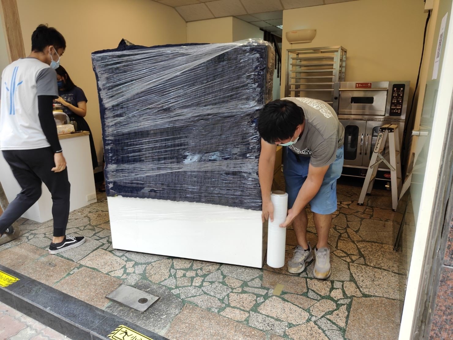 搬家公司推薦、新北搬家推薦【榮福搬家公司】南港搬家、桃園搬家公司推薦、台北搬家公司推薦、搬家具、冰箱搬運、基隆搬家、搬公司行號、搬工服務、人力搬運、搬運,大型烤箱,大型冰箱,臥式冰箱,食品冷藏展示櫃針對顧客都秉持以用心實在專業搬家技巧,搬家實在用心值得您的信賴與選擇。歡迎來電咨詢02-2651-2727,榮福搬家有專員立即為您服務。 搬家公司推薦、新北搬家推薦【榮福搬家公司】南港搬家、桃園搬家公司推薦、台北搬家公司推薦、搬家具、冰箱搬運、基隆搬家、搬公司行號、搬工服務、人力搬運、搬運,大型烤箱,大型冰箱,臥式冰箱,食品冷藏展示櫃針對顧客都秉持以用心實在專業搬家技巧,搬家實在用心值得您的信賴與選擇。歡迎來電咨詢02-2651-2727,榮福搬家有專員立即為您服務。