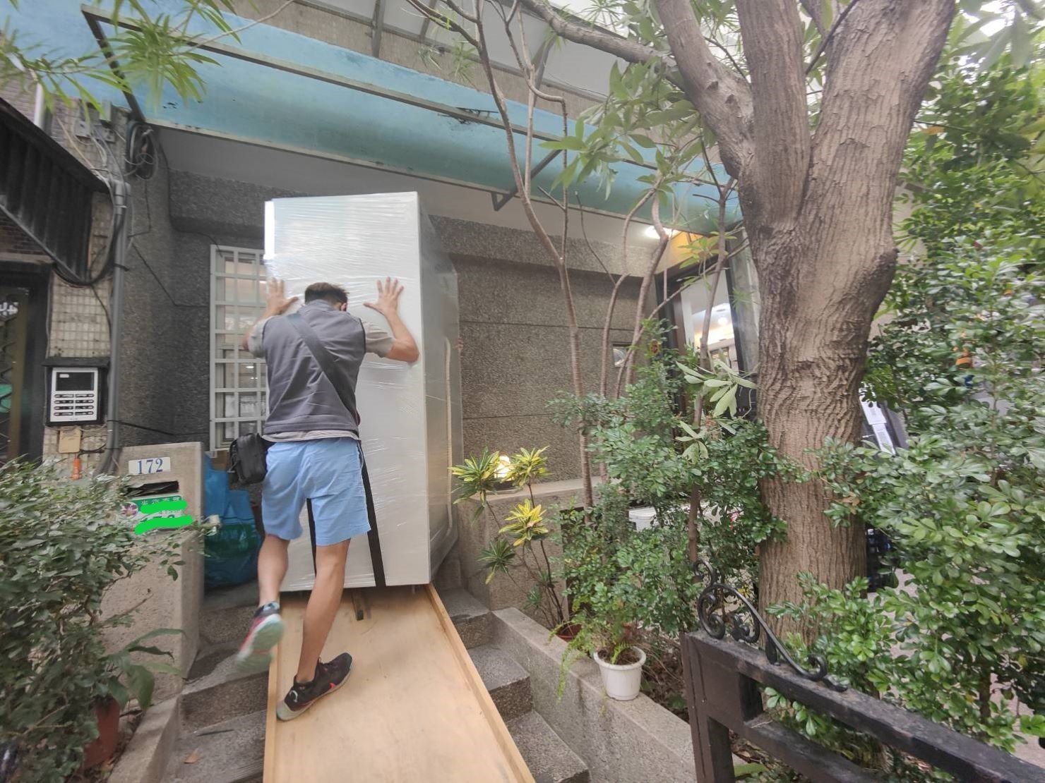 【榮福搬家】烘焙店面搬遷、甜點店面搬遷、麵包店搬遷、店面搬遷暫放倉儲、餐飲設備暫放倉儲、訂製餐桌椅精緻包裝、營業用攪拌機搬運、營業用冰箱精緻包裝、營業用烤箱搬遷、麵包切割機、營業用冰箱搬遷、工作檯包裝,工作桌,台北搬家公司推薦:大台北搬家,精緻包裝搬運「細膩包裝、專業搬運、用心服務、以客為尊」是榮福搬家公司的宗旨與精神。歡迎立即來電02-2651-2727專人服務。 【榮福搬家】烘焙店面搬遷、甜點店面搬遷、麵包店搬遷、店面搬遷暫放倉儲、餐飲設備暫放倉儲、訂製餐桌椅精緻包裝、營業用攪拌機搬運、營業用冰箱精緻包裝、營業用烤箱搬遷、麵包切割機、營業用冰箱搬遷、工作檯包裝,工作桌,台北搬家公司推薦:大台北搬家,精緻包裝搬運「細膩包裝、專業搬運、用心服務、以客為尊」是榮福搬家公司的宗旨與精神。歡迎立即來電02-2651-2727專人服務。