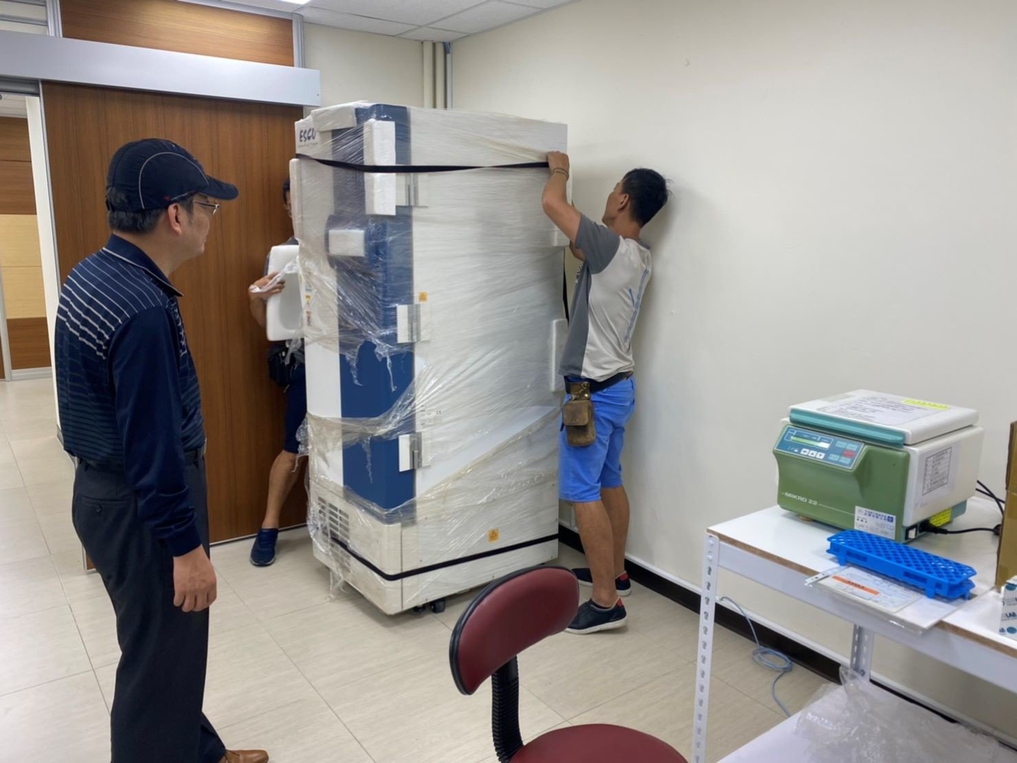 實驗室設備搬遷、搬生醫設備、搬重物【榮福搬家公司】實驗室遷移、搬冷凍櫃、搬-86度立式超低溫冰箱、搬直立式冷凍櫃、大型廚房設備搬運、搬機械設備、精密儀器、醫療器材搬運、搬洗衣機、搬披薩窯、精搬金庫、搬保險櫃、精搬魚缸、精搬鋼琴、跨縣市搬家、搬工計時、人力搬運、搬運、大型健身器材搬運、搬大型運動設備、搬營業用冰箱、搬臥式工作檯冰箱、烤箱搬運、搬營業用製冰機、店面搬遷、廠房遷移、企業搬運服務、搬家首選、吊掛搬運、吊家具搬運、特殊重物搬運、專搬重物、新北搬家推薦、搬家公司、基隆搬家、南港搬家、桃園搬家公司、台北搬家公司推薦:大台北搬家,精緻包裝搬運「細膩包裝、專業搬運、用心服務、以客為尊」是榮福搬家公司的宗旨與精神。歡迎立即來電02-2651-2727專人服務。 實驗室設備搬遷、搬生醫設備、搬重物【榮福搬家公司】實驗室遷移、搬冷凍櫃、搬-86度立式超低溫冰箱、搬直立式冷凍櫃、大型廚房設備搬運、搬機械設備、精密儀器、醫療器材搬運、搬洗衣機、搬披薩窯、精搬金庫、搬保險櫃、精搬魚缸、精搬鋼琴、跨縣市搬家、搬工計時、人力搬運、搬運、大型健身器材搬運、搬大型運動設備、搬營業用冰箱、搬臥式工作檯冰箱、烤箱搬運、搬營業用製冰機、店面搬遷、廠房遷移、企業搬運服務、搬家首選、吊掛搬運、吊家具搬運、特殊重物搬運、專搬重物、新北搬家推薦、搬家公司、基隆搬家、南港搬家、桃園搬家公司、台北搬家公司推薦:大台北搬家,精緻包裝搬運「細膩包裝、專業搬運、用心服務、以客為尊」是榮福搬家公司的宗旨與精神。歡迎立即來電02-2651-2727專人服務。