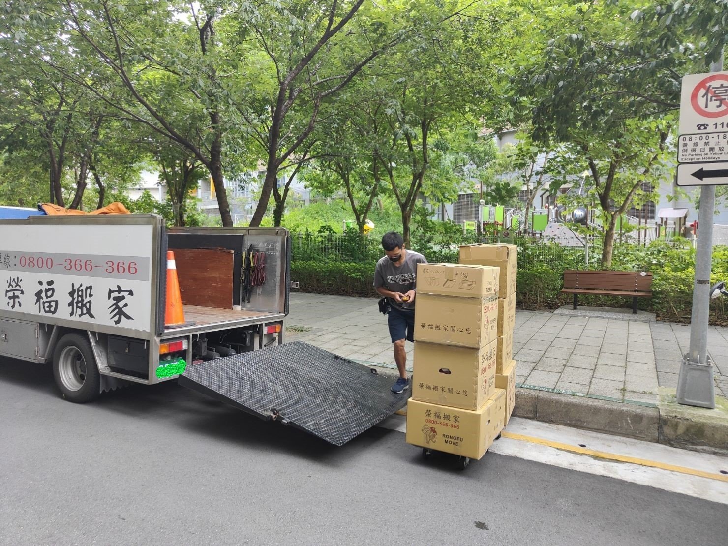 專人打包、搬家公司推薦、新北搬家公司推薦【榮福搬家公司】基隆搬家、南港搬家、桃園搬家公司推薦、懶人搬家,專人包裝,家庭搬家、精緻搬家、精緻包裝、打包裝箱。台北搬家公司推薦:大台北搬家,精緻包裝搬運「細膩包裝、專業搬運、用心服務、以客為尊」是榮福搬家公司的宗旨與精神。歡迎立即來電02-2651-2727專人服務。 專人打包、搬家公司推薦、新北搬家公司推薦【榮福搬家公司】基隆搬家、南港搬家、桃園搬家公司推薦、懶人搬家,專人包裝,家庭搬家、精緻搬家、精緻包裝、打包裝箱。台北搬家公司推薦:大台北搬家,精緻包裝搬運「細膩包裝、專業搬運、用心服務、以客為尊」是榮福搬家公司的宗旨與精神。歡迎立即來電02-2651-2727專人服務。