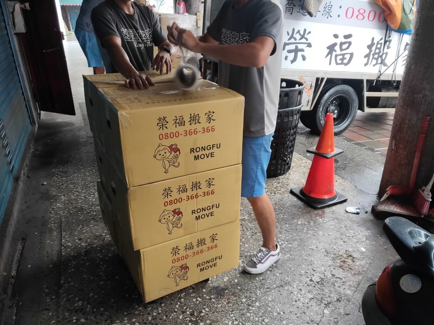 搬家首選、搬家公司推薦、新北搬家公司推薦【榮福搬家公司】精緻搬家、精緻包裝、專人到府裝箱打包、搬家打包、無痛搬家、紙箱搬家、南港搬家、桃園搬家公司推薦、台北搬家、搬家具、冰箱搬運、搬洗衣機、基隆搬家、搬大型家電、床墊搬運、搬queen size床、沙發搬運、搬餐桌椅、茶几搬運、搬衣櫃、搬公司行號、家庭搬家、鋼琴搬運、搬醫療床、搬按摩椅、跨縣市搬家、搬神明桌、搬工計時、搬工服務、人力搬運、搬運、單件家具運送、搬家紙箱、黃色膠帶、氣泡紙、搬家車、搬家估價、搬家公司費用計算,針對顧客都秉持以用心實在專業搬家技巧,搬家實在用心值得您的信賴與選擇。「細膩包裝、專業搬運、用心服務、以客為尊」是榮福搬家公司的宗旨與精神。歡迎立即來電02-2651-2727專人服務。系統式家具拆裝找專業的榮福搬家就對了。 搬家首選、搬家公司推薦、新北搬家公司推薦【榮福搬家公司】精緻搬家、精緻包裝、專人到府裝箱打包、搬家打包、無痛搬家、紙箱搬家、南港搬家、桃園搬家公司推薦、台北搬家、搬家具、冰箱搬運、搬洗衣機、基隆搬家、搬大型家電、床墊搬運、搬queen size床、沙發搬運、搬餐桌椅、茶几搬運、搬衣櫃、搬公司行號、家庭搬家、鋼琴搬運、搬醫療床、搬按摩椅、跨縣市搬家、搬神明桌、搬工計時、搬工服務、人力搬運、搬運、單件家具運送、搬家紙箱、黃色膠帶、氣泡紙、搬家車、搬家估價、搬家公司費用計算,針對顧客都秉持以用心實在專業搬家技巧,搬家實在用心值得您的信賴與選擇。「細膩包裝、專業搬運、用心服務、以客為尊」是榮福搬家公司的宗旨與精神。歡迎立即來電02-2651-2727專人服務。系統式家具拆裝找專業的榮福搬家就對了。