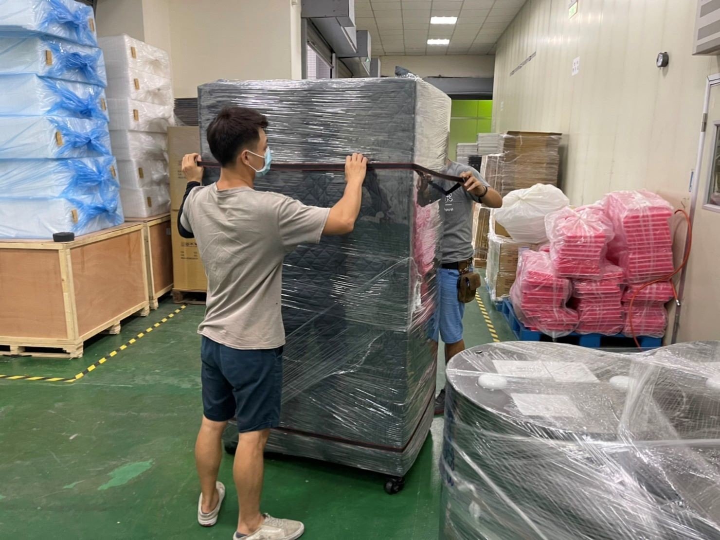 只需搬一件家具?搬運單一生財器具、儀器設備、販賣機、客製化設備、特殊重物推薦【榮福搬家】專業包裝防護搬運「細膩包裝手法、專業搬運技巧、用心服務、以客為尊」是榮福搬家公司的宗旨與精神。歡迎立即來電02-2651-2727專人服務。 只需搬一件家具?搬運單一生財器具、儀器設備、販賣機、客製化設備、特殊重物推薦【榮福搬家】專業包裝防護搬運「細膩包裝手法、專業搬運技巧、用心服務、以客為尊」是榮福搬家公司的宗旨與精神。歡迎立即來電02-2651-2727專人服務。
