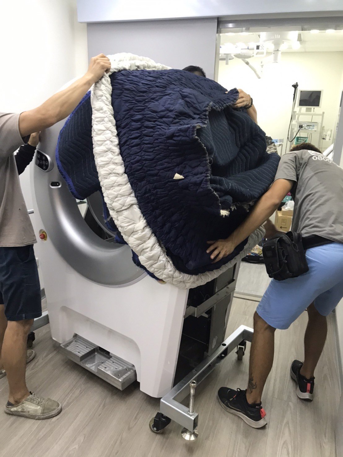 特殊搬運、搬重物【榮福搬家】醫療器材、醫療設備搬運、斷層掃苗儀器搬運、搬單一物件、南港搬家、桃園搬家公司推薦、新北搬家公司推薦、可配合醫院搬運、生技科學儀器搬運、海關箱待拆、醫療儀器專業搬運、廠房遷移、公司行號搬、專搬重物、搬工服務、人力搬運,針對顧客都秉持以用心實在專業搬家技巧,搬家實在用心值得您的信賴與選擇。歡迎來電咨詢02-2651-2727,榮福搬家有專員立即為您服務。 特殊搬運、搬重物【榮福搬家】醫療器材、醫療設備搬運、斷層掃苗儀器搬運、搬單一物件、南港搬家、桃園搬家公司推薦、新北搬家公司推薦、可配合醫院搬運、生技科學儀器搬運、海關箱待拆、醫療儀器專業搬運、廠房遷移、公司行號搬、專搬重物、搬工服務、人力搬運,針對顧客都秉持以用心實在專業搬家技巧,搬家實在用心值得您的信賴與選擇。歡迎來電咨詢02-2651-2727,榮福搬家有專員立即為您服務。