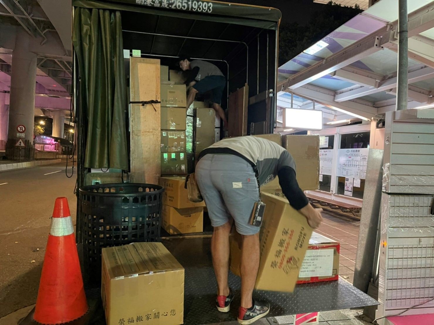 捷運地下街店面搬遷【榮福搬家公司】店面搬遷、精搬金庫、搬保險櫃、精搬魚缸、魚缸搬運、跨縣搬家、搬工派遣、搬洗衣機、搬床墊、搬冰箱、搬家具、搬家首選、吊掛搬運、吊家具搬運、新北搬家公司推薦、桃園搬家推薦、南港搬家、基隆搬家、台北搬家公司推薦:大台北搬家,精緻包裝搬運「細膩包裝、專業搬運、用心服務、以客為尊」是榮福搬家公司的宗旨與精神。歡迎立即來電02-2651-2727專人服務。 捷運地下街店面搬遷【榮福搬家公司】店面搬遷、精搬金庫、搬保險櫃、精搬魚缸、魚缸搬運、跨縣搬家、搬工派遣、搬洗衣機、搬床墊、搬冰箱、搬家具、搬家首選、吊掛搬運、吊家具搬運、新北搬家公司推薦、桃園搬家推薦、南港搬家、基隆搬家、台北搬家公司推薦:大台北搬家,精緻包裝搬運「細膩包裝、專業搬運、用心服務、以客為尊」是榮福搬家公司的宗旨與精神。歡迎立即來電02-2651-2727專人服務。