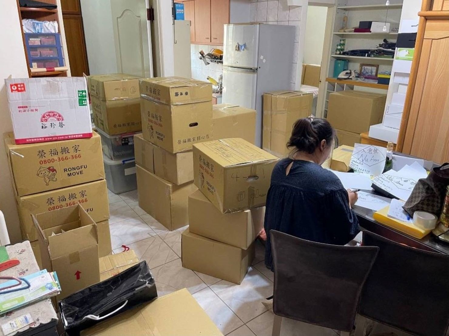 無痛搬家、專人打包、搬家公司推薦、新北搬家公司推薦【榮福搬家公司】國際海運包裝、國際海運運送、安全包裝、基隆搬家、南港搬家、桃園搬家公司推薦、家庭搬家、精密儀器搬運、精密儀器包裝、客製化精緻搬家、精緻包裝、裝箱打包、跨縣市搬家、搬工計時、人工搬運、床墊搬運、冰箱搬運、搬家具、單件家具搬運、單一物件搬運、藝術品包裝運輸、藝術品搬運、搬家首選、吊掛搬運、吊家具搬運、搬家紙箱、氣泡捲、膠膜、黃色透明膠帶、白土報紙、大型家具搬運、紅酒瓶精緻包裝、紅酒櫃包裝、台北搬家公司推薦:大台北搬家,精緻包裝搬運「細膩包裝、專業搬運、用心服務、以客為尊」是榮福搬家公司的宗旨與精神。歡迎立即來電02-2651-2727專人服務。 無痛搬家、專人打包、搬家公司推薦、新北搬家公司推薦【榮福搬家公司】國際海運包裝、國際海運運送、安全包裝、基隆搬家、南港搬家、桃園搬家公司推薦、家庭搬家、精密儀器搬運、精密儀器包裝、客製化精緻搬家、精緻包裝、裝箱打包、跨縣市搬家、搬工計時、人工搬運、床墊搬運、冰箱搬運、搬家具、單件家具搬運、單一物件搬運、藝術品包裝運輸、藝術品搬運、搬家首選、吊掛搬運、吊家具搬運、搬家紙箱、氣泡捲、膠膜、黃色透明膠帶、白土報紙、大型家具搬運、紅酒瓶精緻包裝、紅酒櫃包裝、台北搬家公司推薦:大台北搬家,精緻包裝搬運「細膩包裝、專業搬運、用心服務、以客為尊」是榮福搬家公司的宗旨與精神。歡迎立即來電02-2651-2727專人服務。
