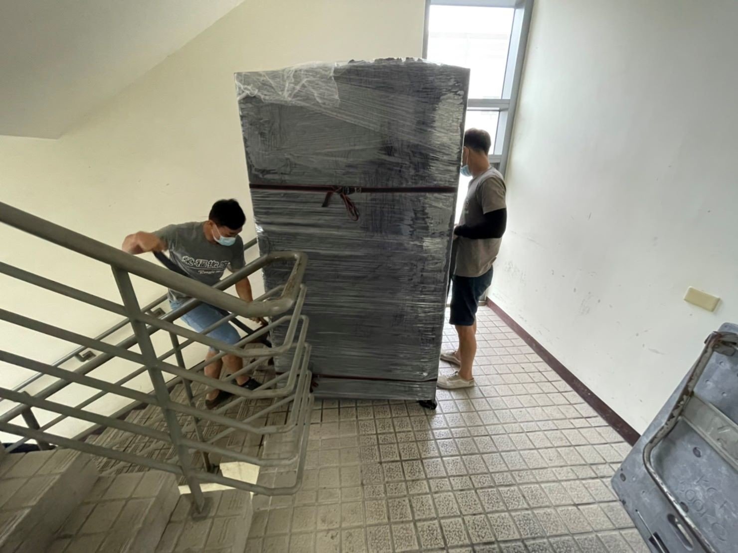 只需搬一件家具?搬運單一生財器具、儀器設備、販賣機、客製化設備、特殊重物推薦【榮福搬家】專業包裝防護搬運「細膩包裝手法、專業搬運技巧、用心服務、以客為尊」是榮福搬家公司的宗旨與精神。歡迎立即來電02-2651-2727專人服務。 只需搬一件家具?搬運單一生財器具、儀器設備、販賣機、客製化設備、特殊重物推薦【榮福搬家】專業包裝防護搬運「細膩包裝手法、專業搬運技巧、用心服務、以客為尊」是榮福搬家公司的宗旨與精神。歡迎立即來電02-2651-2727專人服務。