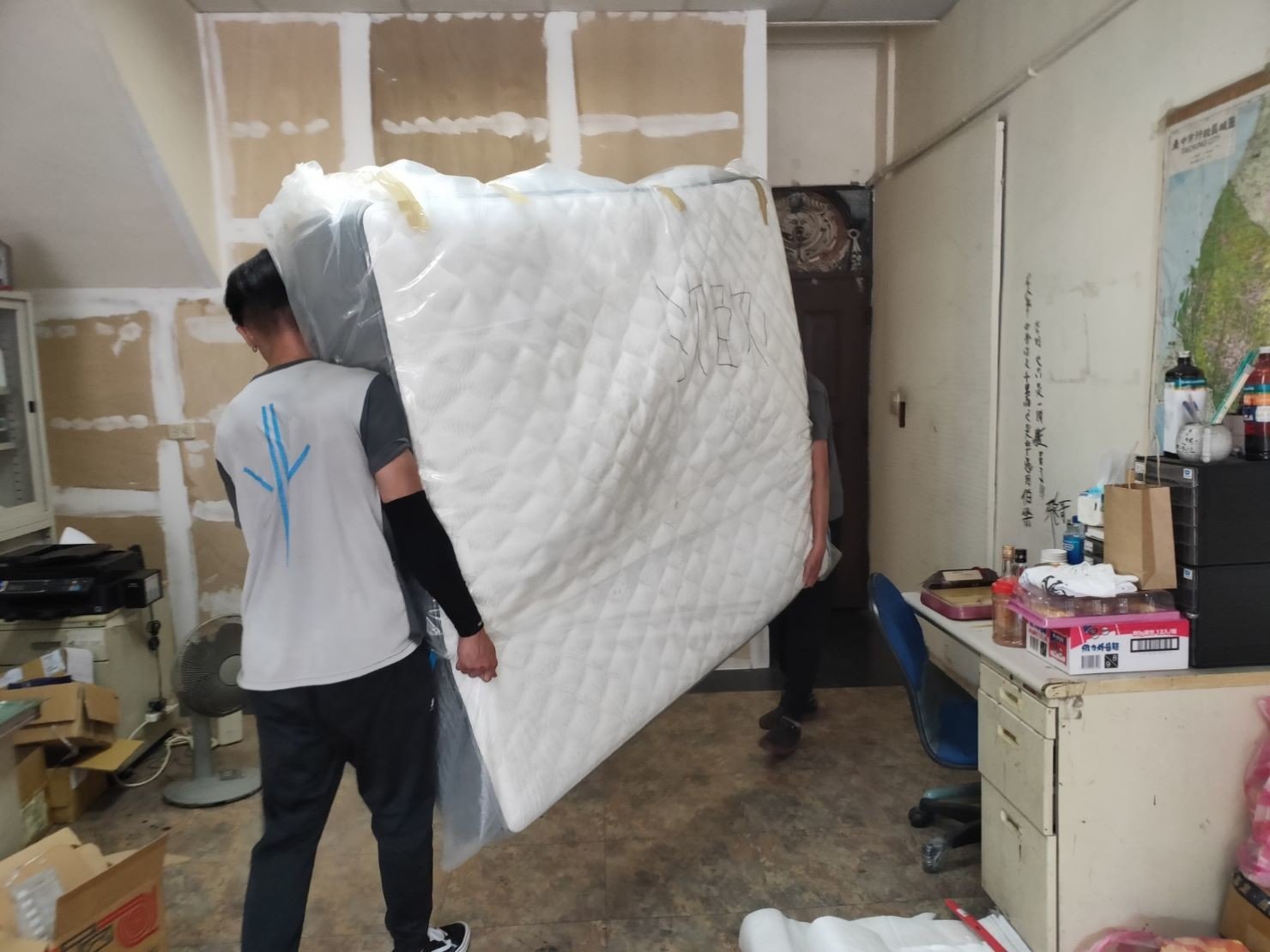 搬家公司推薦、新北搬家推薦【榮福搬家公司】搬家首選、口碑第一、搬家好評推薦、南港搬家、桃園搬家公司推薦、台北搬家公司推薦、搬家具、冰箱搬運、基隆搬家、搬家電、床墊搬運、搬Queen Size床墊、單件家具運送、單一物件搬運、搬床墊、搬沙發、搬衣櫃、搬洗衣機、跨縣市搬家、吊車吊掛搬運、吊家具搬運、大型家具搬運、家具清運、搬公司行號、家庭搬家、搬鋼琴、搬工計時、搬工服務、人力搬運、搬運、床墊專用保護布套、透明防水床墊套、搬家紙箱,針對顧客都秉持以用心實在專業搬家技巧,搬家實在用心值得您的信賴與選擇。歡迎來電咨詢02-2651-2727,榮福搬家有專員立即為您服務。 搬家公司推薦、新北搬家推薦【榮福搬家公司】搬家首選、口碑第一、搬家好評推薦、南港搬家、桃園搬家公司推薦、台北搬家公司推薦、搬家具、冰箱搬運、基隆搬家、搬家電、床墊搬運、搬Queen Size床墊、單件家具運送、單一物件搬運、搬床墊、搬沙發、搬衣櫃、搬洗衣機、跨縣市搬家、吊車吊掛搬運、吊家具搬運、大型家具搬運、家具清運、搬公司行號、家庭搬家、搬鋼琴、搬工計時、搬工服務、人力搬運、搬運、床墊專用保護布套、透明防水床墊套、搬家紙箱,針對顧客都秉持以用心實在專業搬家技巧,搬家實在用心值得您的信賴與選擇。歡迎來電咨詢02-2651-2727,榮福搬家有專員立即為您服務。