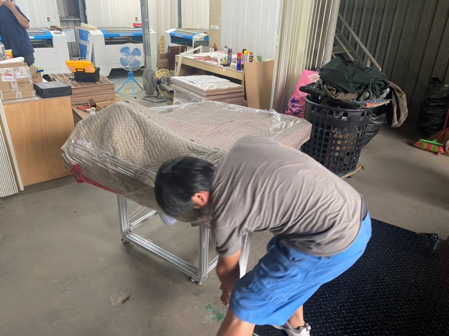 搬雷射雕刻切割機【榮福搬家公司】搬切割機、搬重物口碑第一、台北搬家：再用膠膜將包覆軍毯的切割機層層綑繞，有效防塵、防水氣唷！
