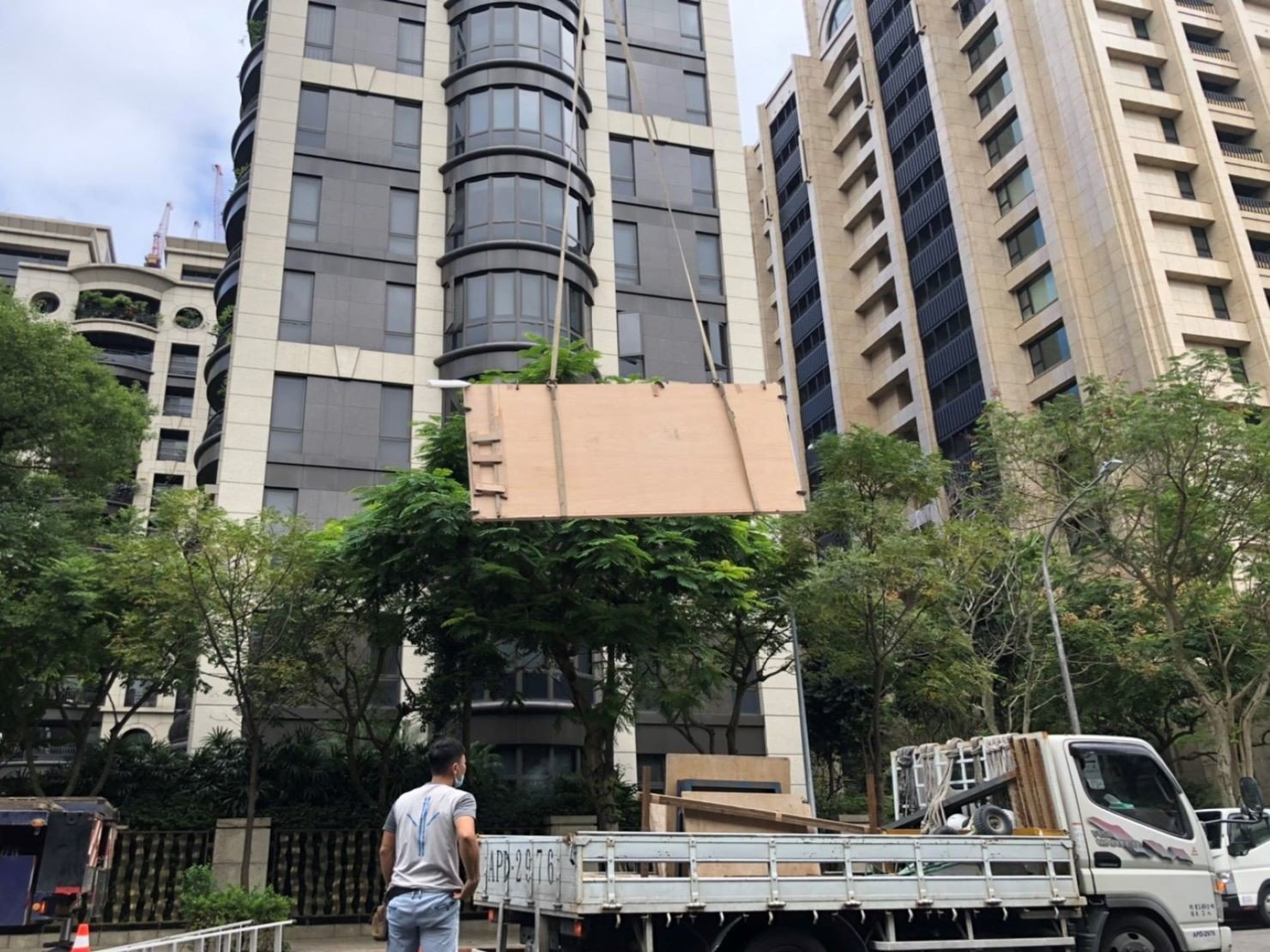 搬家公司推薦【榮福搬家公司】跨縣搬家、搬家首選、吊掛搬運、吊家具搬運、台北搬家公司推薦:大台北搬家,精緻包裝搬運「細膩包裝、專業搬運、用心服務、以客為尊」是榮福搬家公司的宗旨與精神。歡迎立即來電02-2651-2727專人服務。 搬家公司推薦【榮福搬家公司】跨縣搬家、搬家首選、吊掛搬運、吊家具搬運、台北搬家公司推薦:大台北搬家,精緻包裝搬運「細膩包裝、專業搬運、用心服務、以客為尊」是榮福搬家公司的宗旨與精神。歡迎立即來電02-2651-2727專人服務。