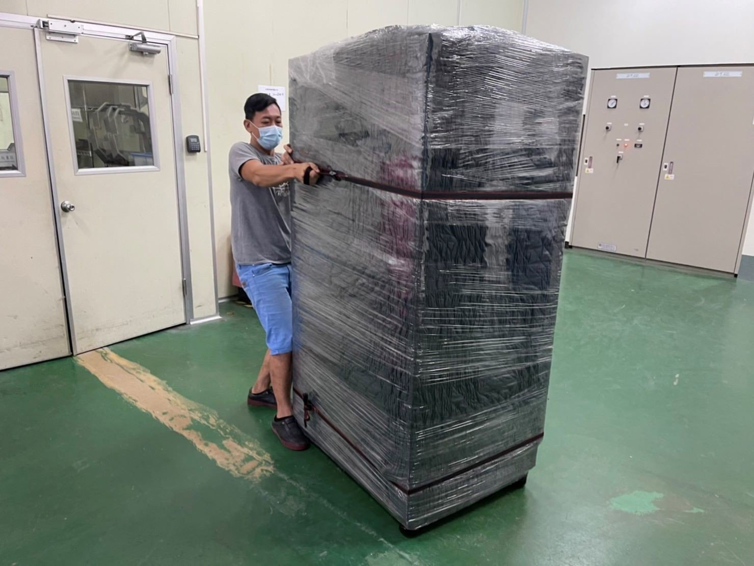 只需搬一件家具?搬運單一生財器具、儀器設備、販賣機、客製化設備、特殊重物推薦【榮福搬家】專業包裝防護搬運「細膩包裝手法、專業搬運技巧、用心服務、以客為尊」是榮福搬家公司的宗旨與精神。歡迎立即來電02-2651-2727專人服務。 只需搬一件家具?搬運單一生財器具、儀器設備、販賣機、客製化設備、特殊重物推薦【榮福搬家】專業包裝防護搬運「細膩包裝手法、專業搬運技巧、用心服務、以客為尊」是榮福搬家公司的宗旨與精神。歡迎立即來電02-2651-2727專人服務。