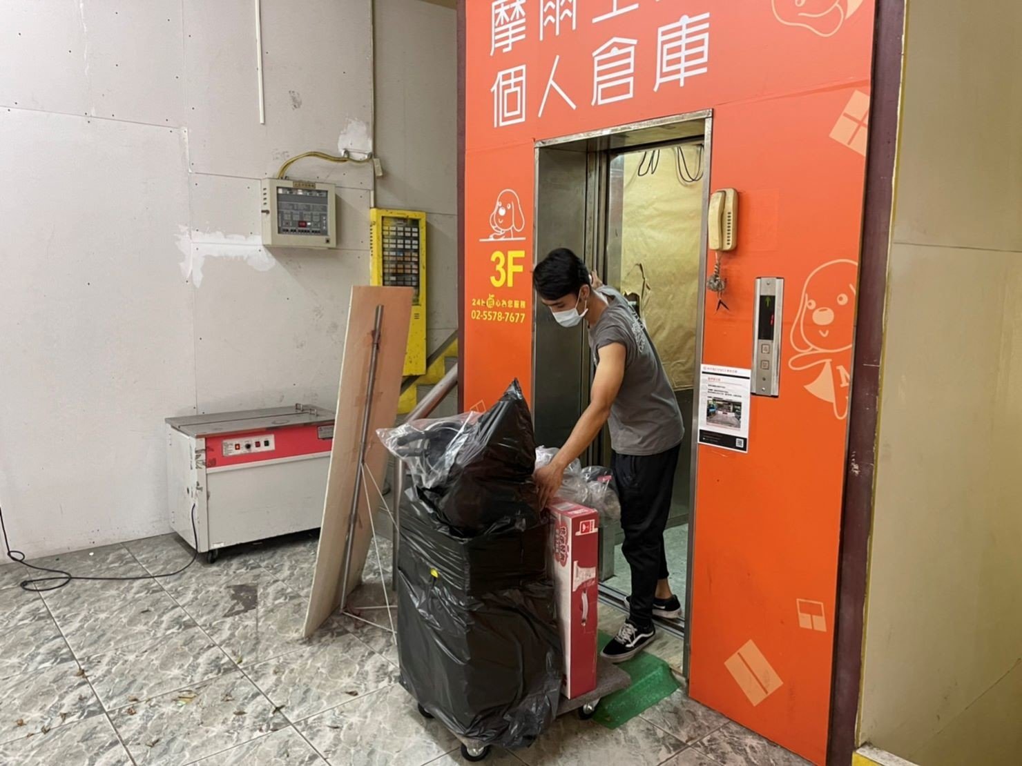 倉儲搬運、精緻包裝【榮福搬家公司】搬家首選、搬家公司推薦:優質搬家,包裝搬運「細膩包裝、專業搬運、用心服務、以客為尊」是榮福搬家公司的宗旨與精神。歡迎立即來電02-2651-2727專人服務。系統式家具拆裝找專業的榮福搬家就對了。 倉儲搬運、精緻包裝【榮福搬家公司】搬家首選、搬家公司推薦:優質搬家,包裝搬運「細膩包裝、專業搬運、用心服務、以客為尊」是榮福搬家公司的宗旨與精神。歡迎立即來電02-2651-2727專人服務。系統式家具拆裝找專業的榮福搬家就對了。
