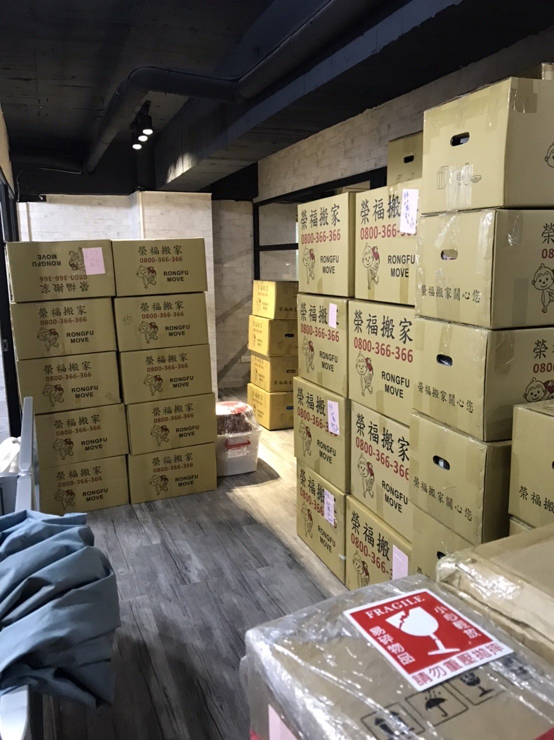 搬家公司推薦、台北搬家推薦【榮福搬家公司】搬遷估價、南港搬家、桃園搬家公司推薦、新北搬家公司推薦、基隆搬家、搬沙發、搬保險箱、金庫搬運、搬活動櫃、搬公文櫃、搬保密櫃、搬辦公桌、旋轉椅、辦公椅、搬資料櫃、辦公室遷移、搬會客桌、碎紙機、印表機、搬玻璃櫥櫃、會議桌搬運、OA屏風拆裝、事務機搬運、搬電腦設備、公司行號搬遷、政府機關搬遷、學校單位搬遷、精緻包裝、搬家紙箱、搬鐵櫃、搬保密文件、保密文件銷毀、搬工計時、搬工服務、人力搬運,針對顧客都秉持以用心實在專業搬家技巧,搬家實在用心值得您的信賴與選擇。歡迎來電咨詢02-2651-2727,榮福搬家有專員立即為您服務。 搬家公司推薦、台北搬家推薦【榮福搬家公司】搬遷估價、南港搬家、桃園搬家公司推薦、新北搬家公司推薦、基隆搬家、搬沙發、搬保險箱、金庫搬運、搬活動櫃、搬公文櫃、搬保密櫃、搬辦公桌、旋轉椅、辦公椅、搬資料櫃、辦公室遷移、搬會客桌、碎紙機、印表機、搬玻璃櫥櫃、會議桌搬運、OA屏風拆裝、事務機搬運、搬電腦設備、公司行號搬遷、政府機關搬遷、學校單位搬遷、精緻包裝、搬家紙箱、搬鐵櫃、搬保密文件、保密文件銷毀、搬工計時、搬工服務、人力搬運,針對顧客都秉持以用心實在專業搬家技巧,搬家實在用心值得您的信賴與選擇。歡迎來電咨詢02-2651-2727,榮福搬家有專員立即為您服務。