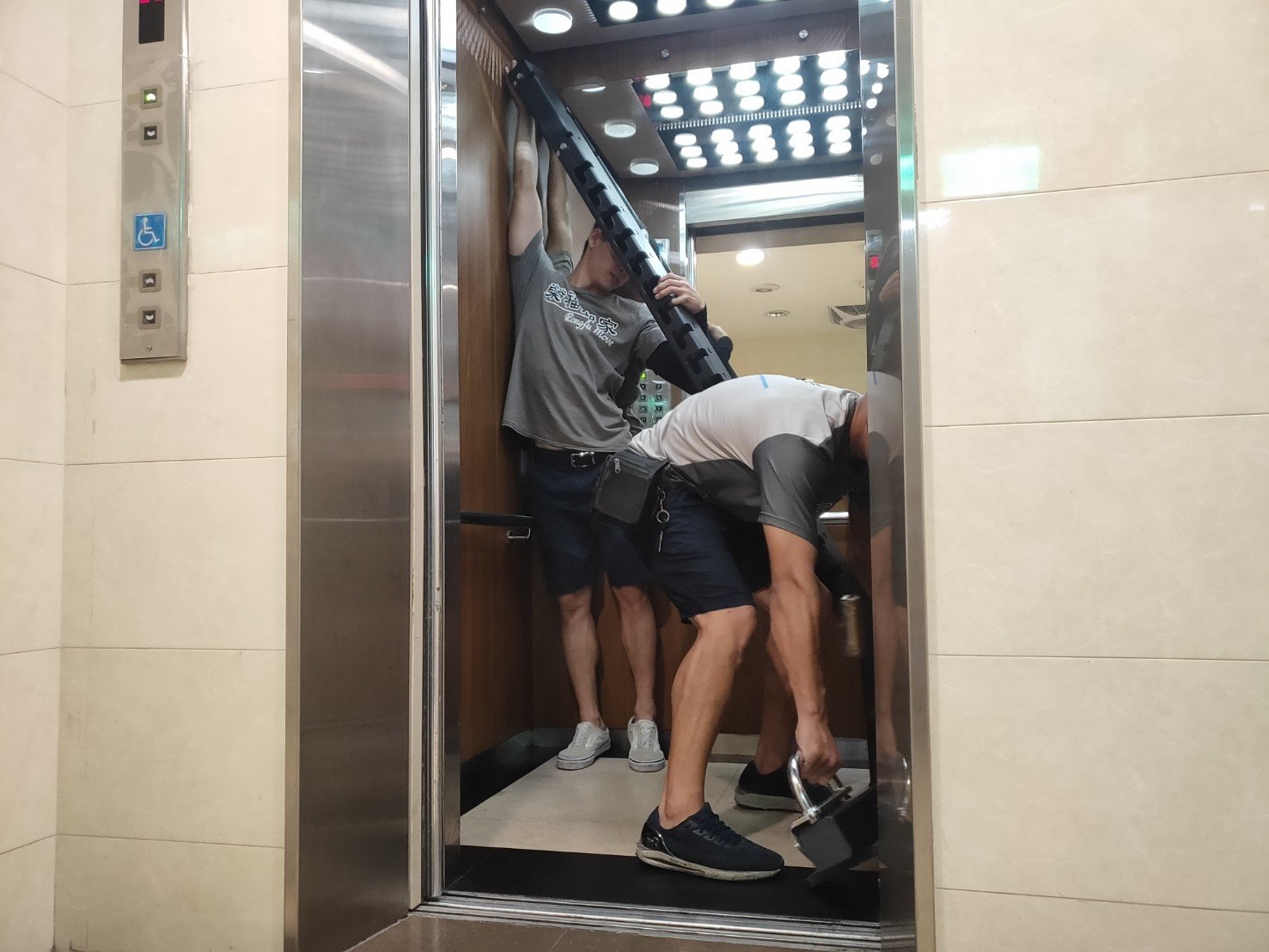 台北搬家、新北搬家、搬家公司推薦、新北搬家公司推薦【榮福搬家公司】運動器材搬運、基隆搬家、南港搬家、桃園搬家公司推薦、搬健身房運動設備、精密儀器搬運、精密儀器包裝、拆裝服務、搬工計時、人工搬運、單件家具搬運、單一物件搬運、藝術品包裝運輸、藝術品搬運、搬家首選、吊掛搬運、吊家具搬運、大型家具搬運、台北搬家公司推薦:大台北搬家,精緻搬運「細膩包裝、專業搬運、用心服務、以客為尊」是榮福搬家公司的宗旨與精神。歡迎立即來電02-2651-2727專人服務。 台北搬家、新北搬家、搬家公司推薦、新北搬家公司推薦【榮福搬家公司】運動器材搬運、基隆搬家、南港搬家、桃園搬家公司推薦、搬健身房運動設備、精密儀器搬運、精密儀器包裝、拆裝服務、搬工計時、人工搬運、單件家具搬運、單一物件搬運、藝術品包裝運輸、藝術品搬運、搬家首選、吊掛搬運、吊家具搬運、大型家具搬運、台北搬家公司推薦:大台北搬家,精緻搬運「細膩包裝、專業搬運、用心服務、以客為尊」是榮福搬家公司的宗旨與精神。歡迎立即來電02-2651-2727專人服務。