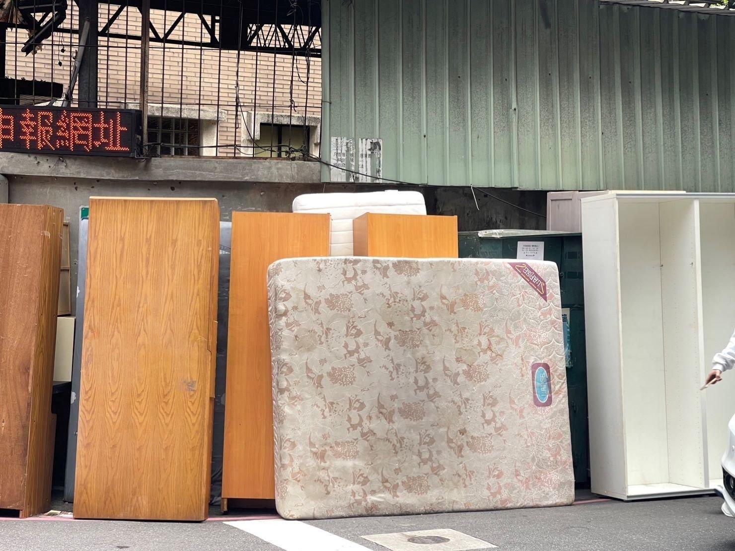新北市垃圾清運、台北垃圾清運、不要的家具怎麼辦、搬家公司推薦、新北搬家推薦【榮福搬家公司】南港搬家、桃園搬家公司推薦、桃園大型垃圾、台北搬家公司推薦、租屋族、套房、雅房、房東、房東最愛、搬垃圾處理、家庭廢棄物清運、廢棄物處理、搬運廢棄物、家具垃圾處理、清運、搬家具、冰箱搬運、基隆搬家、大型家電回收清運、床墊搬運、搬衣櫃、大型家具丟棄、搬公司行號、家庭垃圾清運公司、清垃圾、廢棄家具處理、廢棄家具清運、搬家車,針對顧客都秉持以用心實在專業搬家技巧,搬家實在用心值得您的信賴與選擇。歡迎來電咨詢02-2651-2727,榮福搬家有專員立即為您服務。 新北市垃圾清運、台北垃圾清運、不要的家具怎麼辦、搬家公司推薦、新北搬家推薦【榮福搬家公司】南港搬家、桃園搬家公司推薦、桃園大型垃圾、台北搬家公司推薦、租屋族、套房、雅房、房東、房東最愛、搬垃圾處理、家庭廢棄物清運、廢棄物處理、搬運廢棄物、家具垃圾處理、清運、搬家具、冰箱搬運、基隆搬家、大型家電回收清運、床墊搬運、搬衣櫃、大型家具丟棄、搬公司行號、家庭垃圾清運公司、清垃圾、廢棄家具處理、廢棄家具清運、搬家車,針對顧客都秉持以用心實在專業搬家技巧,搬家實在用心值得您的信賴與選擇。歡迎來電咨詢02-2651-2727,榮福搬家有專員立即為您服務。