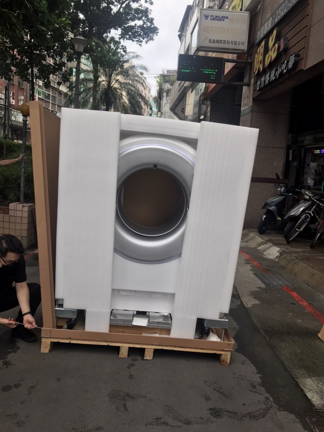 特殊搬運、搬重物【榮福搬家】醫療器材、醫療設備搬運、斷層掃苗儀器搬運、搬單一物件、南港搬家、桃園搬家公司推薦、新北搬家公司推薦、可配合醫院搬運、生技科學儀器搬運、海關箱待拆、醫療儀器專業搬運、廠房遷移、公司行號搬、專搬重物、搬工服務、人力搬運,針對顧客都秉持以用心實在專業搬家技巧,搬家實在用心值得您的信賴與選擇。歡迎來電咨詢02-2651-2727,榮福搬家有專員立即為您服務。 特殊搬運、搬重物【榮福搬家】醫療器材、醫療設備搬運、斷層掃苗儀器搬運、搬單一物件、南港搬家、桃園搬家公司推薦、新北搬家公司推薦、可配合醫院搬運、生技科學儀器搬運、海關箱待拆、醫療儀器專業搬運、廠房遷移、公司行號搬、專搬重物、搬工服務、人力搬運,針對顧客都秉持以用心實在專業搬家技巧,搬家實在用心值得您的信賴與選擇。歡迎來電咨詢02-2651-2727,榮福搬家有專員立即為您服務。