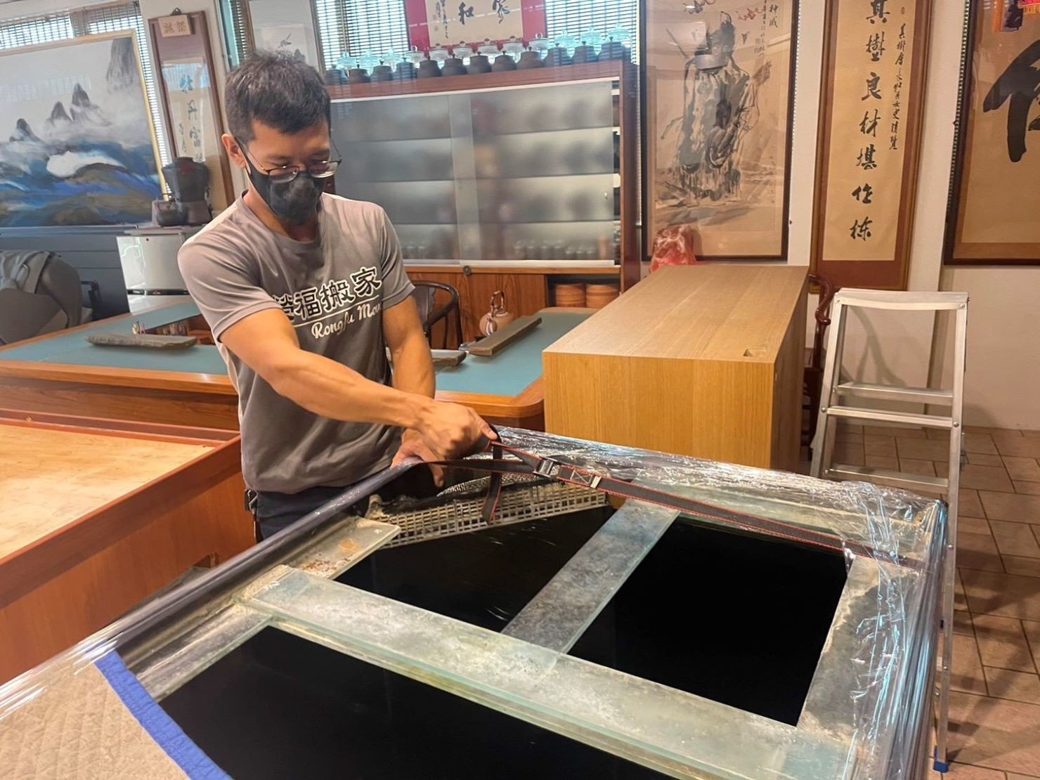 台北搬運6尺魚缸∣南港搬運6尺魚缸∣新北搬運6尺魚缸∣雙北搬運6尺魚缸∣汐止搬運6尺魚缸∣中永和搬運6尺魚缸∣板橋搬運6尺魚缸∣五股搬運6尺魚缸∣基隆搬運6尺魚缸∣桃園搬運6尺魚缸∣專業搬6尺魚缸【榮福搬家公司】具專業團隊擁有精緻包裝組及重物搬運組,能依據業主、顧客需求分派其專業團隊組,進行各尺魚缸專業安全搬運服務;給予最優質、放心各項搬家、搬運需求。 台北搬運6尺魚缸∣南港搬運6尺魚缸∣新北搬運6尺魚缸∣雙北搬運6尺魚缸∣汐止搬運6尺魚缸∣中永和搬運6尺魚缸∣板橋搬運6尺魚缸∣五股搬運6尺魚缸∣基隆搬運6尺魚缸∣桃園搬運6尺魚缸∣專業搬6尺魚缸【榮福搬家公司】具專業團隊擁有精緻包裝組及重物搬運組,能依據業主、顧客需求分派其專業團隊組,進行各尺魚缸專業安全搬運服務;給予最優質、放心各項搬家、搬運需求。