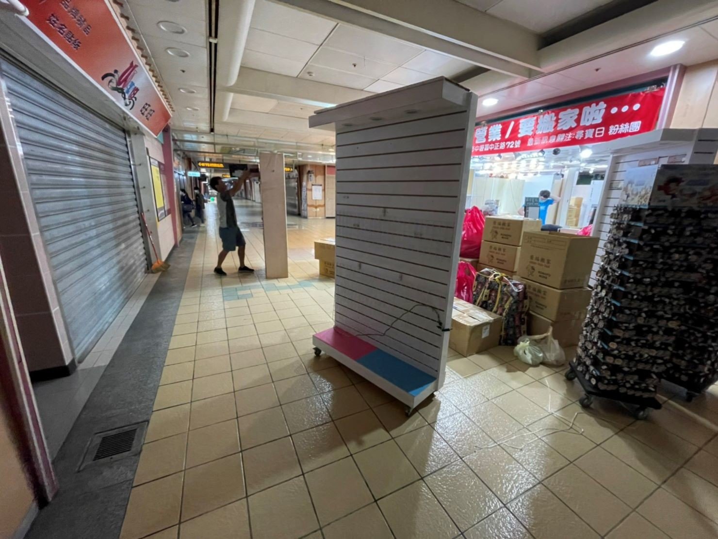捷運地下街店面搬遷【榮福搬家公司】店面搬遷、精搬金庫、搬保險櫃、精搬魚缸、魚缸搬運、跨縣搬家、搬工派遣、搬洗衣機、搬床墊、搬冰箱、搬家具、搬家首選、吊掛搬運、吊家具搬運、新北搬家公司推薦、桃園搬家推薦、南港搬家、基隆搬家、台北搬家公司推薦:大台北搬家,精緻包裝搬運「細膩包裝、專業搬運、用心服務、以客為尊」是榮福搬家公司的宗旨與精神。歡迎立即來電02-2651-2727專人服務。 捷運地下街店面搬遷【榮福搬家公司】店面搬遷、精搬金庫、搬保險櫃、精搬魚缸、魚缸搬運、跨縣搬家、搬工派遣、搬洗衣機、搬床墊、搬冰箱、搬家具、搬家首選、吊掛搬運、吊家具搬運、新北搬家公司推薦、桃園搬家推薦、南港搬家、基隆搬家、台北搬家公司推薦:大台北搬家,精緻包裝搬運「細膩包裝、專業搬運、用心服務、以客為尊」是榮福搬家公司的宗旨與精神。歡迎立即來電02-2651-2727專人服務。