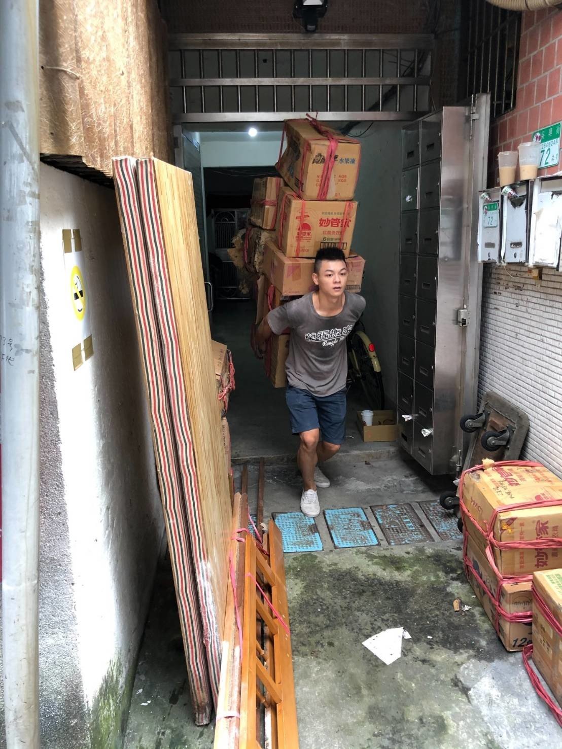 垃圾清運【榮福搬家公司】台北搬家、新北搬家、搬家首選、優質搬家,包裝搬運「細膩包裝、專業搬運、用心服務、以客為尊」值得您來選擇:【廢棄物處理清運、家庭家具垃圾處理】大型垃圾清運、廢棄家具清運。 垃圾清運【榮福搬家公司】台北搬家、新北搬家、搬家首選、優質搬家,包裝搬運「細膩包裝、專業搬運、用心服務、以客為尊」值得您來選擇:【廢棄物處理清運、家庭家具垃圾處理】大型垃圾清運、廢棄家具清運。