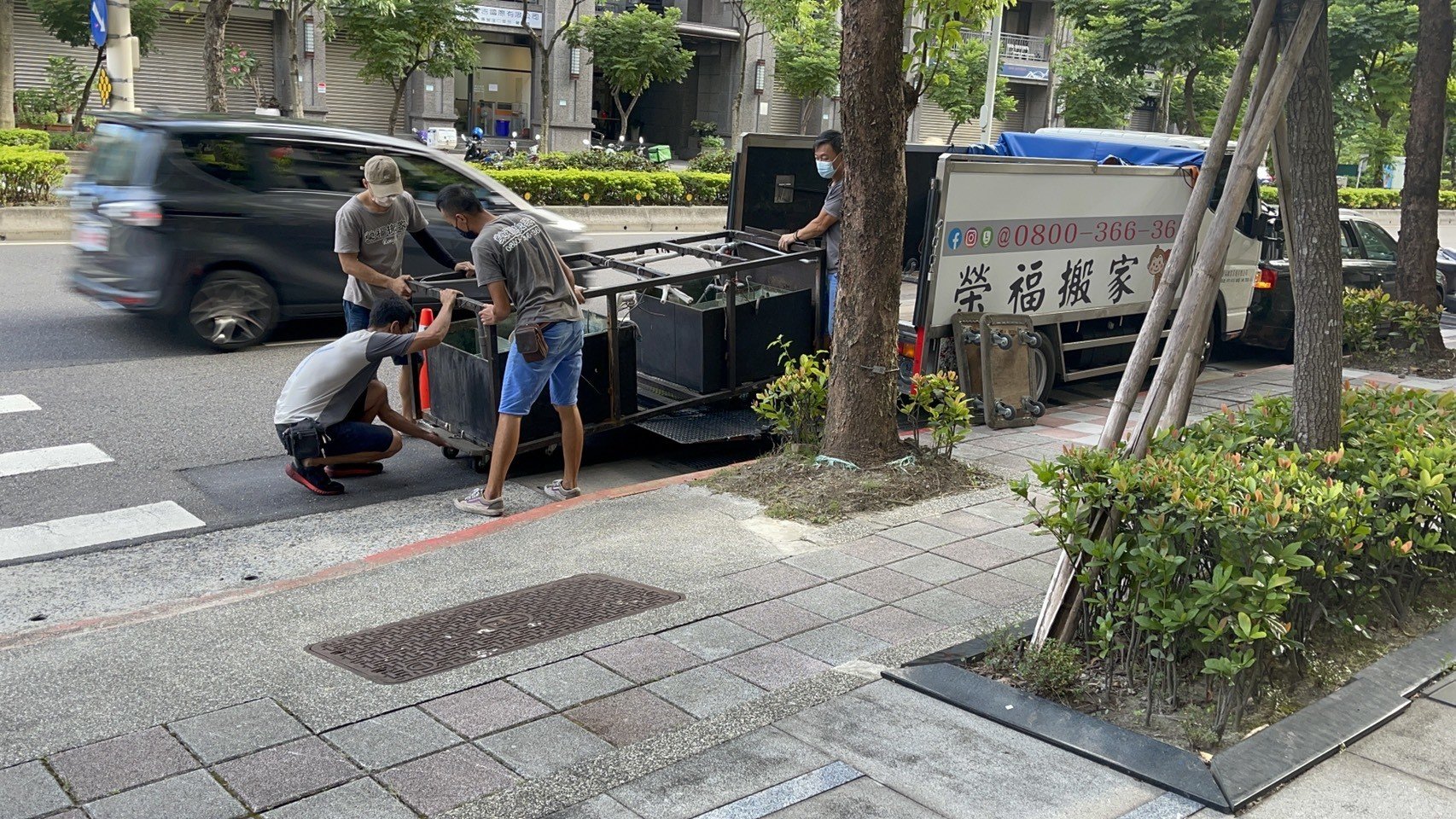 特殊搬運、搬重物【榮福搬家公司】熱炒店展示魚缸、海鮮展示魚缸、海鮮水族魚缸、精搬魚缸、搬魚缸、家庭搬家、跨縣市搬家、搬工計時、人力搬運、搬運、搬床墊、冰箱搬運、搬家具、搬家首選、特殊重物搬運、專搬重物、搬重物技巧、新北搬家公司推薦、搬家車、搬家公司、基隆搬家、南港搬家、桃園搬家公司推薦、台北搬家公司推薦:大台北搬家,精緻包裝搬運「細膩包裝、專業搬運、用心服務、以客為尊」是榮福搬家公司的宗旨與精神。歡迎立即來電02-2651-2727專人服務。 特殊搬運、搬重物【榮福搬家公司】熱炒店展示魚缸、海鮮展示魚缸、海鮮水族魚缸、精搬魚缸、搬魚缸、家庭搬家、跨縣市搬家、搬工計時、人力搬運、搬運、搬床墊、冰箱搬運、搬家具、搬家首選、特殊重物搬運、專搬重物、搬重物技巧、新北搬家公司推薦、搬家車、搬家公司、基隆搬家、南港搬家、桃園搬家公司推薦、台北搬家公司推薦:大台北搬家,精緻包裝搬運「細膩包裝、專業搬運、用心服務、以客為尊」是榮福搬家公司的宗旨與精神。歡迎立即來電02-2651-2727專人服務。