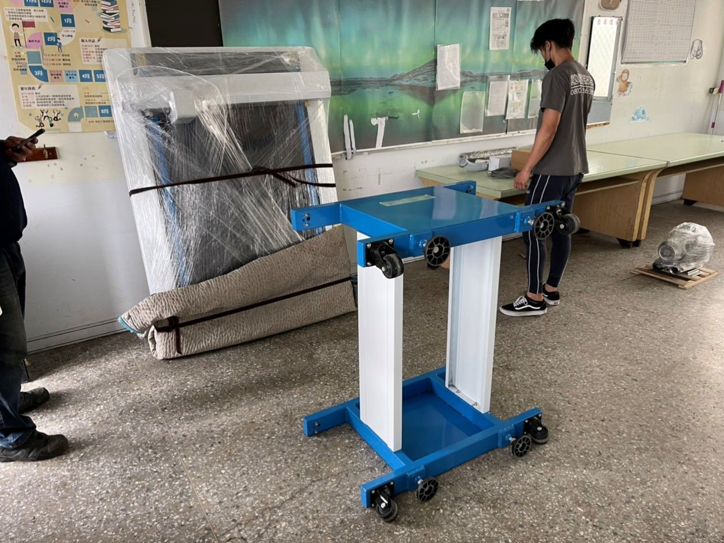 各式機台搬運、搬重物【榮福搬家公司】搬雷射雕刻切割機、石墩搬運、搬石頭椅、搬石頭桌、搬洗衣機、搬大型販賣機、大型健身器材搬運、大型廚房設備搬運、搬三角琴、搬超低溫冷凍櫃、搬披薩窯、精搬金庫、搬保險櫃、搬按摩椅、搬電動床、搬醫療床、搬電動醫療床、精搬魚缸、精搬鋼琴、跨縣市搬家、搬工計時、人力搬運、搬運、搬床墊、營業用冰箱搬運、搬家具、搬家首選、吊掛搬運、吊家具搬運、特殊重物搬運、專搬重物、新北搬家推薦、搬家公司、基隆搬家、南港搬家、桃園搬家公司、台北搬家公司推薦:大台北搬家,精緻包裝搬運「細膩包裝、專業搬運、用心服務、以客為尊」是榮福搬家公司的宗旨與精神。歡迎立即來電02-2651-2727專人服務。 各式機台搬運、搬重物【榮福搬家公司】搬雷射雕刻切割機、石墩搬運、搬石頭椅、搬石頭桌、搬洗衣機、搬大型販賣機、大型健身器材搬運、大型廚房設備搬運、搬三角琴、搬超低溫冷凍櫃、搬披薩窯、精搬金庫、搬保險櫃、搬按摩椅、搬電動床、搬醫療床、搬電動醫療床、精搬魚缸、精搬鋼琴、跨縣市搬家、搬工計時、人力搬運、搬運、搬床墊、營業用冰箱搬運、搬家具、搬家首選、吊掛搬運、吊家具搬運、特殊重物搬運、專搬重物、新北搬家推薦、搬家公司、基隆搬家、南港搬家、桃園搬家公司、台北搬家公司推薦:大台北搬家,精緻包裝搬運「細膩包裝、專業搬運、用心服務、以客為尊」是榮福搬家公司的宗旨與精神。歡迎立即來電02-2651-2727專人服務。