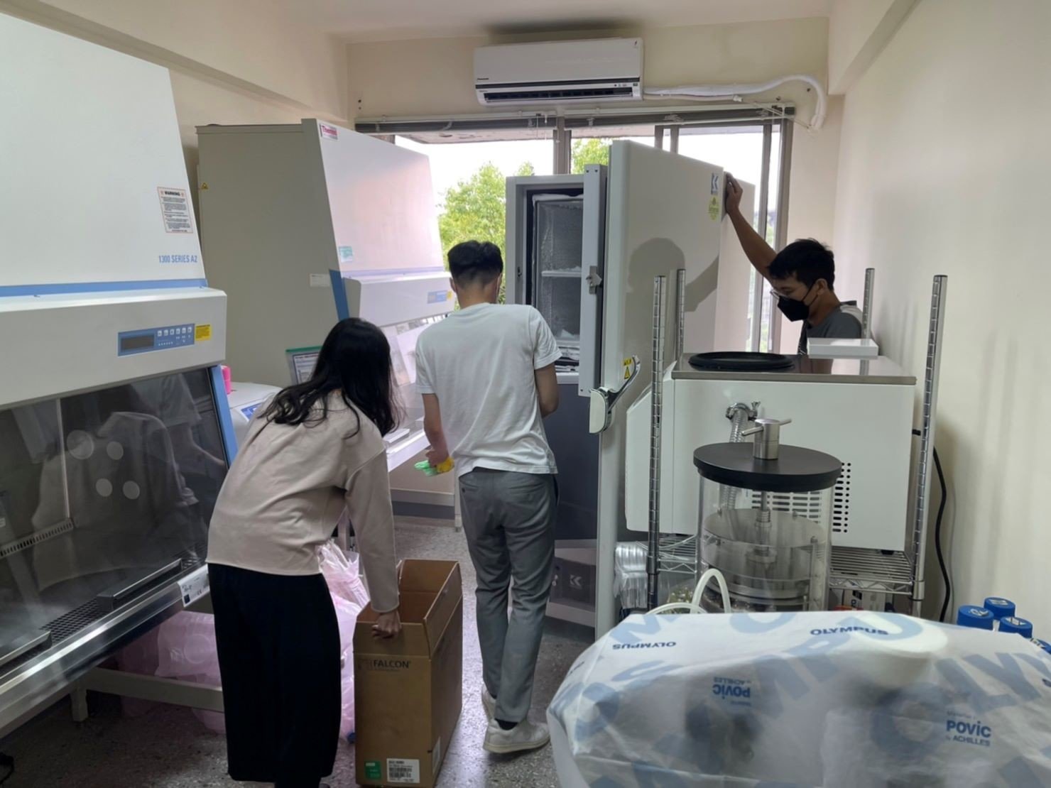 特殊重物搬運、專搬重物、特殊搬運、搬生醫設備【榮福搬家公司】跨縣市搬家、搬工計時、人工搬運、搬直立式冷凍櫃、搬超低溫冰箱、負86度超低溫冰箱搬運、營業用冰箱搬運、搬機械設備、各式機台搬運、精密儀器、臥室工作檯冰箱、實驗室設備、廚房大型設備搬運、搬營業用製冰機、廠房遷移、店面搬遷,實驗室搬遷、搬家首選、吊車吊掛搬運、吊家具搬運、台北搬家公司推薦:大台北搬家,精緻包裝搬運「細膩包裝、專業搬運、用心服務、以客為尊」是榮福搬家公司的宗旨與精神。歡迎立即來電02-2651-2727專人服務。 特殊重物搬運、專搬重物、特殊搬運、搬生醫設備【榮福搬家公司】跨縣市搬家、搬工計時、人工搬運、搬直立式冷凍櫃、搬超低溫冰箱、負86度超低溫冰箱搬運、營業用冰箱搬運、搬機械設備、各式機台搬運、精密儀器、臥室工作檯冰箱、實驗室設備、廚房大型設備搬運、搬營業用製冰機、廠房遷移、店面搬遷,實驗室搬遷、搬家首選、吊車吊掛搬運、吊家具搬運、台北搬家公司推薦:大台北搬家,精緻包裝搬運「細膩包裝、專業搬運、用心服務、以客為尊」是榮福搬家公司的宗旨與精神。歡迎立即來電02-2651-2727專人服務。