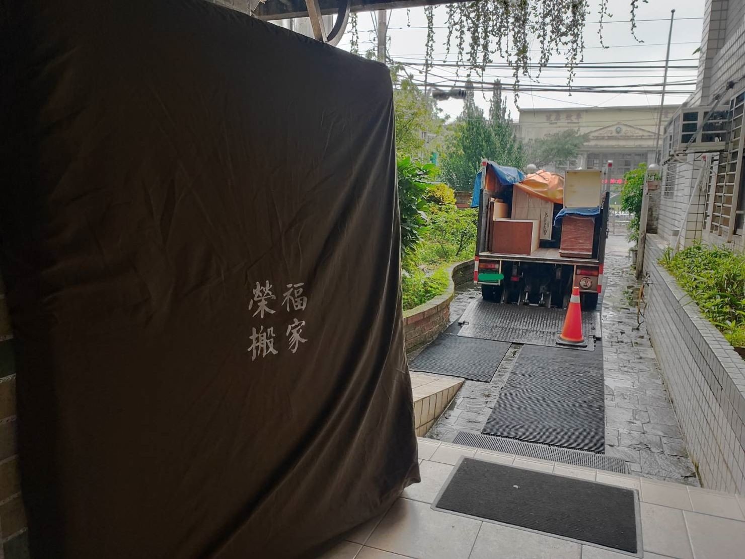 搬家公司【榮福搬家公司】台北搬家、家庭搬家、搬家、新北搬家、搬家首選、搬家公司推薦:優質搬家,包裝搬運「細膩包裝、專業搬運、用心服務、以客為尊」是榮福搬家公司的宗旨與精神。家庭搬遷、住家搬遷,歡迎立即來電02-2651-2727專人服務。 搬家公司【榮福搬家公司】台北搬家、家庭搬家、搬家、新北搬家、搬家首選、搬家公司推薦:優質搬家,包裝搬運「細膩包裝、專業搬運、用心服務、以客為尊」是榮福搬家公司的宗旨與精神。家庭搬遷、住家搬遷,歡迎立即來電02-2651-2727專人服務。