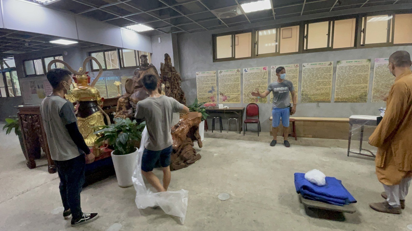 搬家首選【榮福搬家公司】木雕刻品、木雕神像、木雕刻藝術品、樹瘤佛像、宗教文物、佛具用品、檜木雕刻佛像、佛具用品店搬運、佛禪搬運、跨縣市搬家、搬工計時、搬大型佛像、搬大型重物、特殊重物搬運、用心防護、精緻包裝、搬重物技巧、新北搬家公司推薦、搬家車、搬家公司、基隆搬家、南港搬家、桃園搬家公司推薦、台北搬家公司推薦:大台北搬家,精緻包裝搬運「細膩包裝、專業搬運、用心服務、以客為尊」是榮福搬家公司的宗旨與精神。歡迎立即來電02-2651-2727專人服務。 搬家首選【榮福搬家公司】木雕刻品、木雕神像、木雕刻藝術品、樹瘤佛像、宗教文物、佛具用品、檜木雕刻佛像、佛具用品店搬運、佛禪搬運、跨縣市搬家、搬工計時、搬大型佛像、搬大型重物、特殊重物搬運、用心防護、精緻包裝、搬重物技巧、新北搬家公司推薦、搬家車、搬家公司、基隆搬家、南港搬家、桃園搬家公司推薦、台北搬家公司推薦:大台北搬家,精緻包裝搬運「細膩包裝、專業搬運、用心服務、以客為尊」是榮福搬家公司的宗旨與精神。歡迎立即來電02-2651-2727專人服務。