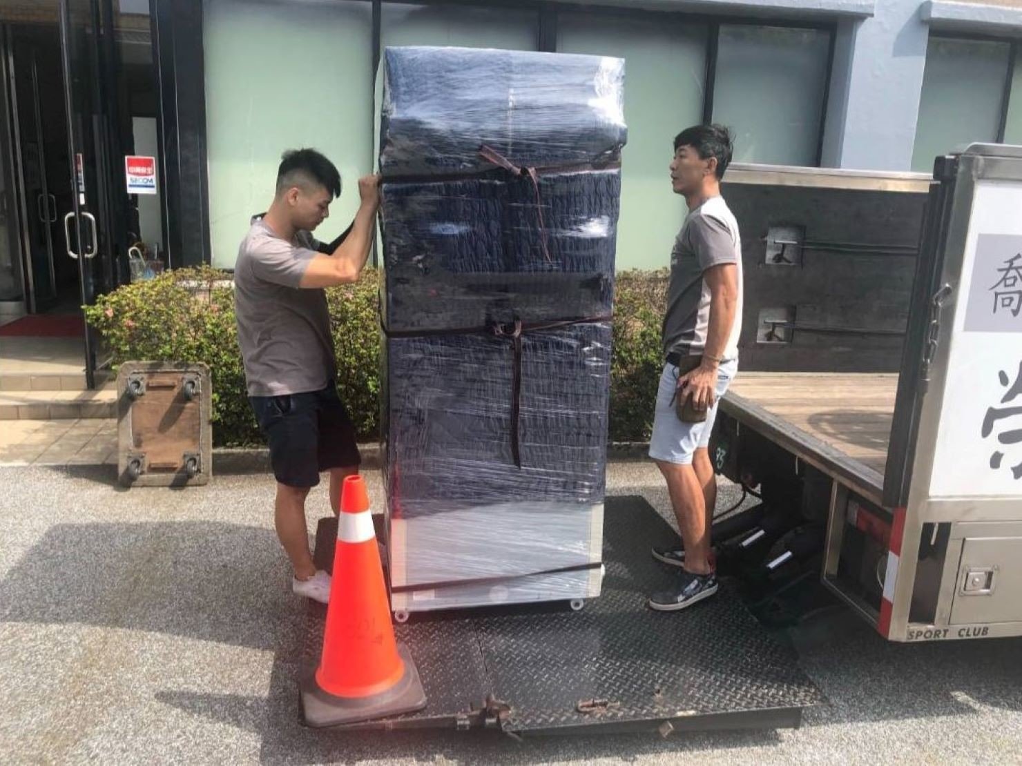台北搬家公司推薦【榮福搬家公司】重物搬運、搬冰箱值得您來選擇:從實驗室裡將包裝好的冷凍冰箱推出來(冰箱本身就有輪子),準備運上貨車。 台北搬家公司推薦【榮福搬家公司】重物搬運、搬冰箱值得您來選擇:從實驗室裡將包裝好的冷凍冰箱推出來(冰箱本身就有輪子),準備運上貨車。