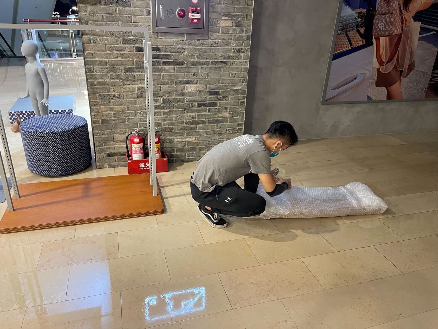 【榮福搬家】百貨倉儲暫放精緻包裝、百貨撤櫃、展示架搬運、中島雙排架搬運、服裝店展示架搬運、落地是掛衣架搬運,服飾店模特兒搬運、品牌大型公仔搬運、海外公仔搬運、公仔精緻包裝、模型精緻包裝,台北搬家公司推薦:大台北搬家,精緻包裝搬運「細膩包裝、專業搬運、用心服務、以客為尊」是榮福搬家公司的宗旨與精神。歡迎立即來電02-2651-2727專人服務。 【榮福搬家】百貨倉儲暫放精緻包裝、百貨撤櫃、展示架搬運、中島雙排架搬運、服裝店展示架搬運、落地是掛衣架搬運,服飾店模特兒搬運、品牌大型公仔搬運、海外公仔搬運、公仔精緻包裝、模型精緻包裝,台北搬家公司推薦:大台北搬家,精緻包裝搬運「細膩包裝、專業搬運、用心服務、以客為尊」是榮福搬家公司的宗旨與精神。歡迎立即來電02-2651-2727專人服務。