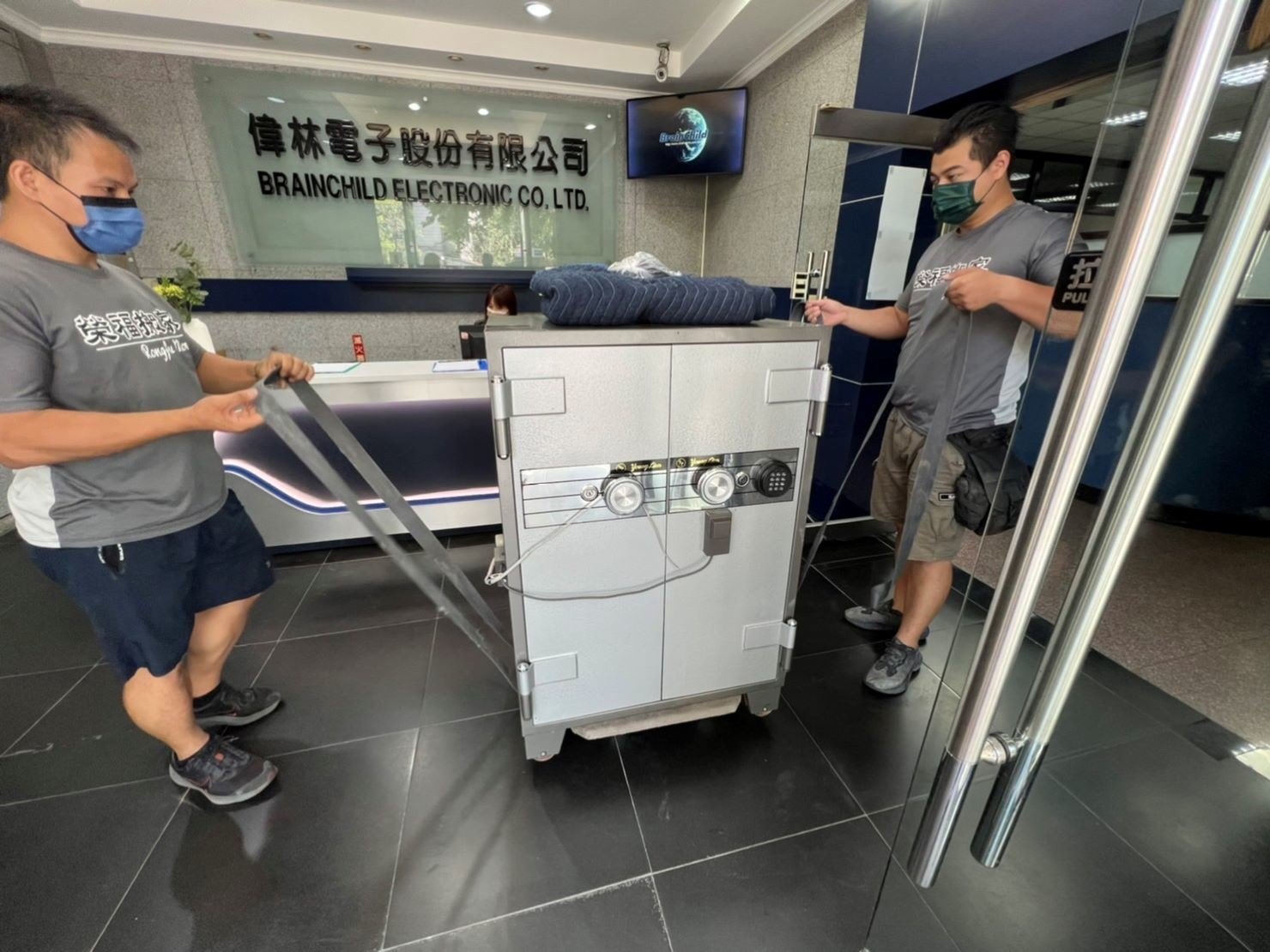 專搬公司行號保險箱、金庫,搬家公司推薦、台北辦公室搬遷推薦【榮福搬家公司】 南港公司行號金庫、保險箱搬遷、桃園公司行號金庫、保險箱搬遷、新北公司行號金庫、保險箱搬遷、基隆公司行號金庫、保險箱搬遷、特殊重物保險箱、金庫搬運、保險箱、金庫搬運、公司行號搬遷、台北公司行號金庫、保險箱清運、桃園公司行號金庫、保險箱清運、新北公司行號金庫、保險箱清運、政府機關搬遷、學校單位搬遷、精緻包裝、搬家紙箱、搬鐵櫃、搬保密文件、保密文件銷毀,針對顧客都秉持以用心實在專業搬家技巧,搬家實在用心值得您的信賴與選擇。歡迎來電咨詢02-2651-2727,榮福搬家有專員立即為您服務。 專搬公司行號保險箱、金庫,搬家公司推薦、台北辦公室搬遷推薦【榮福搬家公司】 南港公司行號金庫、保險箱搬遷、桃園公司行號金庫、保險箱搬遷、新北公司行號金庫、保險箱搬遷、基隆公司行號金庫、保險箱搬遷、特殊重物保險箱、金庫搬運、保險箱、金庫搬運、公司行號搬遷、台北公司行號金庫、保險箱清運、桃園公司行號金庫、保險箱清運、新北公司行號金庫、保險箱清運、政府機關搬遷、學校單位搬遷、精緻包裝、搬家紙箱、搬鐵櫃、搬保密文件、保密文件銷毀,針對顧客都秉持以用心實在專業搬家技巧,搬家實在用心值得您的信賴與選擇。歡迎來電咨詢02-2651-2727,榮福搬家有專員立即為您服務。