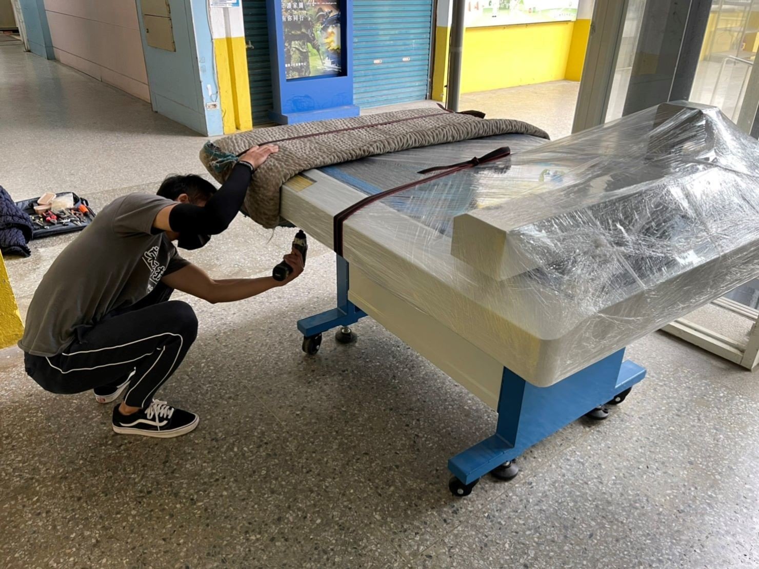 各式機台搬運、搬重物【榮福搬家公司】搬雷射雕刻切割機、石墩搬運、搬石頭椅、搬石頭桌、搬洗衣機、搬大型販賣機、大型健身器材搬運、大型廚房設備搬運、搬三角琴、搬超低溫冷凍櫃、搬披薩窯、精搬金庫、搬保險櫃、搬按摩椅、搬電動床、搬醫療床、搬電動醫療床、精搬魚缸、精搬鋼琴、跨縣市搬家、搬工計時、人力搬運、搬運、搬床墊、營業用冰箱搬運、搬家具、搬家首選、吊掛搬運、吊家具搬運、特殊重物搬運、專搬重物、新北搬家推薦、搬家公司、基隆搬家、南港搬家、桃園搬家公司、台北搬家公司推薦:大台北搬家,精緻包裝搬運「細膩包裝、專業搬運、用心服務、以客為尊」是榮福搬家公司的宗旨與精神。歡迎立即來電02-2651-2727專人服務。 各式機台搬運、搬重物【榮福搬家公司】搬雷射雕刻切割機、石墩搬運、搬石頭椅、搬石頭桌、搬洗衣機、搬大型販賣機、大型健身器材搬運、大型廚房設備搬運、搬三角琴、搬超低溫冷凍櫃、搬披薩窯、精搬金庫、搬保險櫃、搬按摩椅、搬電動床、搬醫療床、搬電動醫療床、精搬魚缸、精搬鋼琴、跨縣市搬家、搬工計時、人力搬運、搬運、搬床墊、營業用冰箱搬運、搬家具、搬家首選、吊掛搬運、吊家具搬運、特殊重物搬運、專搬重物、新北搬家推薦、搬家公司、基隆搬家、南港搬家、桃園搬家公司、台北搬家公司推薦:大台北搬家,精緻包裝搬運「細膩包裝、專業搬運、用心服務、以客為尊」是榮福搬家公司的宗旨與精神。歡迎立即來電02-2651-2727專人服務。