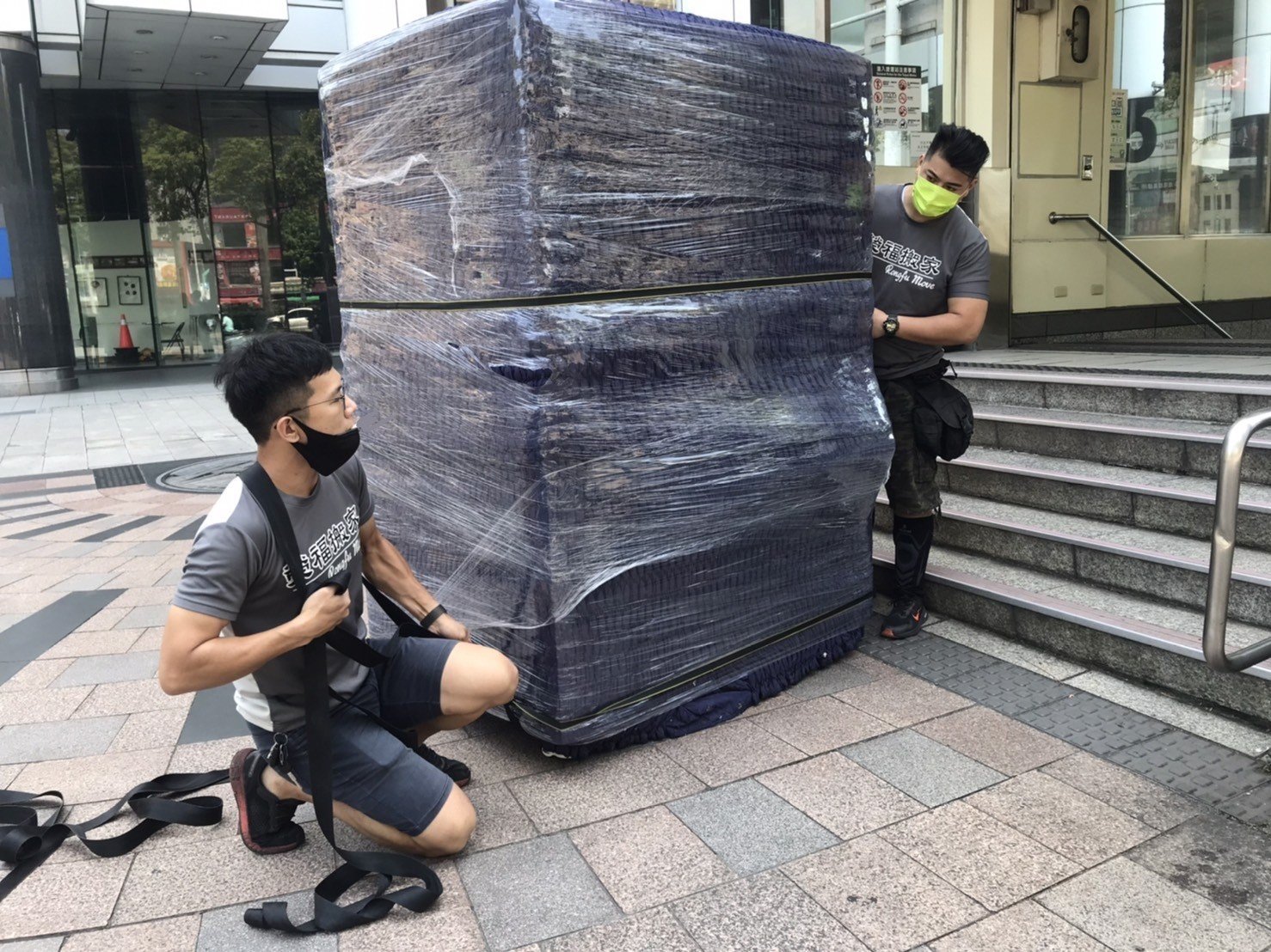 只需搬運單一重物?搬運單一自動販賣機、夾娃娃機、販賣機、自動咖啡機、公仔自動販賣機、特殊重物推薦【榮福搬家】專業包裝防護搬運「細膩包裝手法、專業搬運技巧、用心服務、以客為尊」是榮福搬家公司的宗旨與精神。歡迎立即來電02-2651-2727專人服務。 只需搬運單一重物?搬運單一自動販賣機、夾娃娃機、販賣機、自動咖啡機、公仔自動販賣機、特殊重物推薦【榮福搬家】專業包裝防護搬運「細膩包裝手法、專業搬運技巧、用心服務、以客為尊」是榮福搬家公司的宗旨與精神。歡迎立即來電02-2651-2727專人服務。
