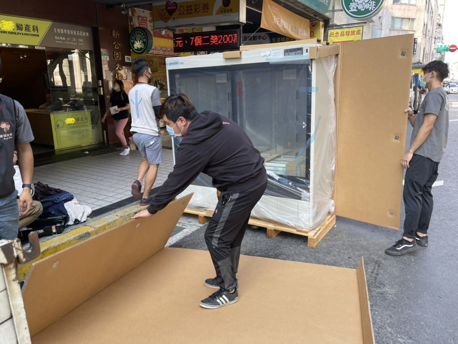 搬重物、重物搬運【榮福搬家公司】石墩搬運、搬石椅、搬石頭桌、搬洗衣機、搬披薩窯、精搬金庫、搬保險櫃、精搬魚缸、精搬鋼琴、跨縣搬家、搬工派遣、搬運、床墊搬運、冰箱搬運、搬營業用冰箱、鋼琴搬運、超低溫冷凍櫃搬運、滾筒洗衣機搬運、搬醫療床、搬電動床、搬家具、搬家首選、吊掛搬運、吊家具搬運、特殊重物搬運、專搬重物、重物搬運器、單一重物搬運、新北搬家推薦、搬家公司、基隆搬家、南港搬家、桃園搬家公司、台北搬家公司推薦:大台北搬家,精緻包裝搬運「細膩包裝、專業搬運、用心服務、以客為尊」是榮福搬家公司的宗旨與精神。歡迎立即來電02-2651-2727專人服務。 搬重物、重物搬運【榮福搬家公司】石墩搬運、搬石椅、搬石頭桌、搬洗衣機、搬披薩窯、精搬金庫、搬保險櫃、精搬魚缸、精搬鋼琴、跨縣搬家、搬工派遣、搬運、床墊搬運、冰箱搬運、搬營業用冰箱、鋼琴搬運、超低溫冷凍櫃搬運、滾筒洗衣機搬運、搬醫療床、搬電動床、搬家具、搬家首選、吊掛搬運、吊家具搬運、特殊重物搬運、專搬重物、重物搬運器、單一重物搬運、新北搬家推薦、搬家公司、基隆搬家、南港搬家、桃園搬家公司、台北搬家公司推薦:大台北搬家,精緻包裝搬運「細膩包裝、專業搬運、用心服務、以客為尊」是榮福搬家公司的宗旨與精神。歡迎立即來電02-2651-2727專人服務。