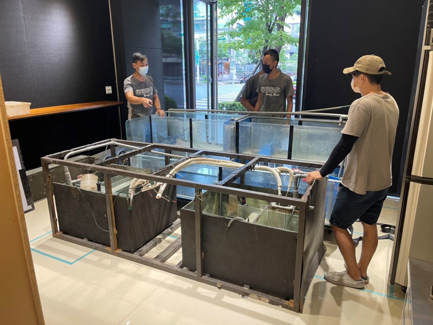 特殊搬運、搬重物【榮福搬家公司】熱炒店展示魚缸、海鮮展示魚缸、海鮮水族魚缸、精搬魚缸、搬魚缸、家庭搬家、跨縣市搬家、搬工計時、人力搬運、搬運、搬床墊、冰箱搬運、搬家具、搬家首選、特殊重物搬運、專搬重物、搬重物技巧、新北搬家公司推薦、搬家車、搬家公司、基隆搬家、南港搬家、桃園搬家公司推薦、台北搬家公司推薦:大台北搬家,精緻包裝搬運「細膩包裝、專業搬運、用心服務、以客為尊」是榮福搬家公司的宗旨與精神。歡迎立即來電02-2651-2727專人服務。 特殊搬運、搬重物【榮福搬家公司】熱炒店展示魚缸、海鮮展示魚缸、海鮮水族魚缸、精搬魚缸、搬魚缸、家庭搬家、跨縣市搬家、搬工計時、人力搬運、搬運、搬床墊、冰箱搬運、搬家具、搬家首選、特殊重物搬運、專搬重物、搬重物技巧、新北搬家公司推薦、搬家車、搬家公司、基隆搬家、南港搬家、桃園搬家公司推薦、台北搬家公司推薦:大台北搬家,精緻包裝搬運「細膩包裝、專業搬運、用心服務、以客為尊」是榮福搬家公司的宗旨與精神。歡迎立即來電02-2651-2727專人服務。