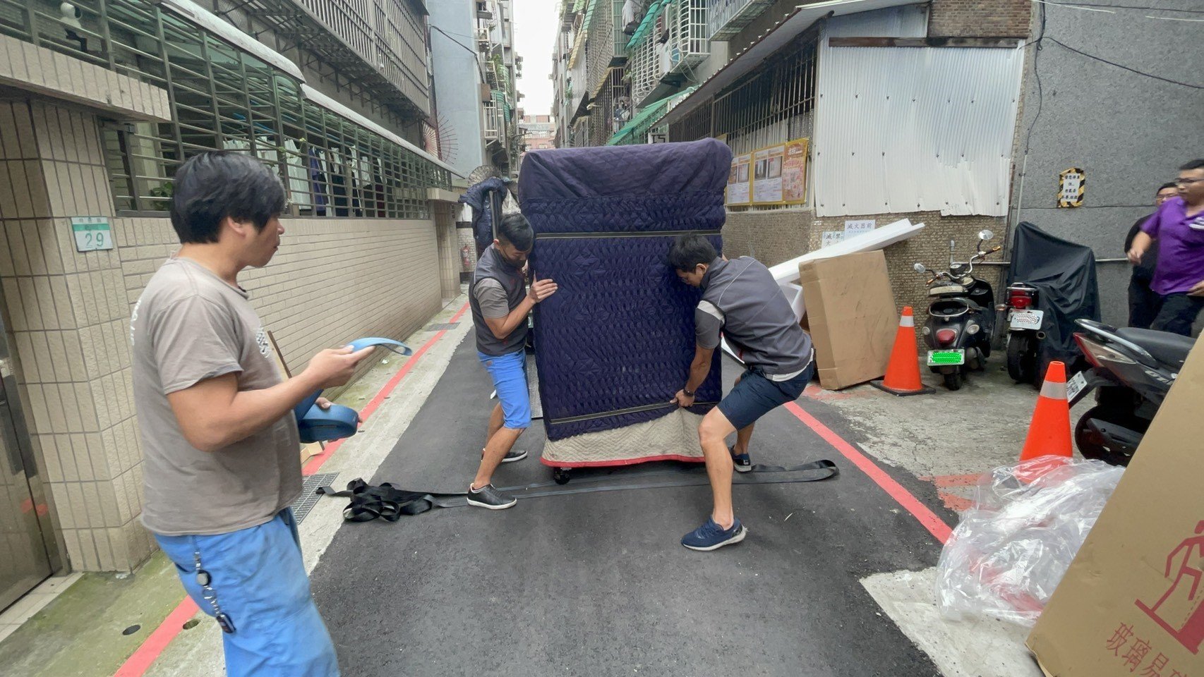 販賣機搬運、搬重物【榮福搬家公司】搬醫療床、搬電動床、大型廚房設備搬運、搬披薩窯、搬大型運動器材、搬精密儀器、石墩搬運、搬石頭桌椅、搬洗衣機、搬披薩窯、精搬金庫、搬保險櫃、精搬魚缸、精搬鋼琴、跨縣市搬家、搬工計時、人力搬運、搬運、床墊搬運、搬營業用冰箱、搬家具、搬家首選、吊掛搬運、吊家具搬運、特殊重物搬運、專搬重物、新北搬家公司推薦、搬家公司、基隆搬家、南港搬家、桃園搬家公司、台北搬家公司推薦:大台北搬家,精緻包裝搬運「細膩包裝、專業搬運、用心服務、以客為尊」是榮福搬家公司的宗旨與精神。歡迎立即來電02-2651-2727專人服務。 販賣機搬運、搬重物【榮福搬家公司】搬醫療床、搬電動床、大型廚房設備搬運、搬披薩窯、搬大型運動器材、搬精密儀器、石墩搬運、搬石頭桌椅、搬洗衣機、搬披薩窯、精搬金庫、搬保險櫃、精搬魚缸、精搬鋼琴、跨縣市搬家、搬工計時、人力搬運、搬運、床墊搬運、搬營業用冰箱、搬家具、搬家首選、吊掛搬運、吊家具搬運、特殊重物搬運、專搬重物、新北搬家公司推薦、搬家公司、基隆搬家、南港搬家、桃園搬家公司、台北搬家公司推薦:大台北搬家,精緻包裝搬運「細膩包裝、專業搬運、用心服務、以客為尊」是榮福搬家公司的宗旨與精神。歡迎立即來電02-2651-2727專人服務。