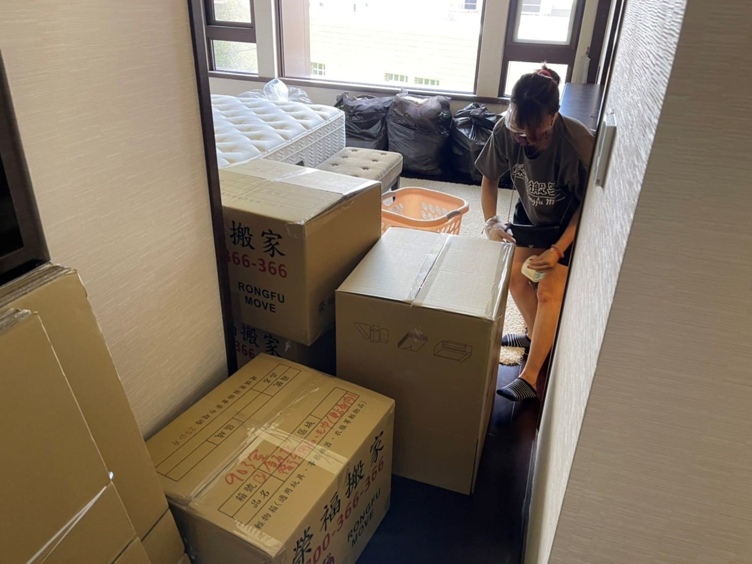 專人打包、搬家公司推薦、新北搬家公司推薦【榮福搬家公司】基隆搬家、南港搬家、桃園搬家公司推薦、家庭搬家、精緻搬家、精緻包裝、打包裝箱、跨縣市搬家、搬工計時、人工搬運、床墊搬運、冰箱搬運、搬家具、搬家首選、吊掛搬運、吊家具搬運、搬家紙箱、氣泡捲、膠膜、黃色透明膠帶、大型家具搬運、搬木製家具、搬大理石桌、廢棄物處理清運、家庭家具垃圾處理,台北搬家公司推薦:大台北搬家,精緻包裝搬運「細膩包裝、專業搬運、用心服務、以客為尊」是榮福搬家公司的宗旨與精神。歡迎立即來電02-2651-2727專人服務。 專人打包、搬家公司推薦、新北搬家公司推薦【榮福搬家公司】基隆搬家、南港搬家、桃園搬家公司推薦、家庭搬家、精緻搬家、精緻包裝、打包裝箱、跨縣市搬家、搬工計時、人工搬運、床墊搬運、冰箱搬運、搬家具、搬家首選、吊掛搬運、吊家具搬運、搬家紙箱、氣泡捲、膠膜、黃色透明膠帶、大型家具搬運、搬木製家具、搬大理石桌、廢棄物處理清運、家庭家具垃圾處理,台北搬家公司推薦:大台北搬家,精緻包裝搬運「細膩包裝、專業搬運、用心服務、以客為尊」是榮福搬家公司的宗旨與精神。歡迎立即來電02-2651-2727專人服務。