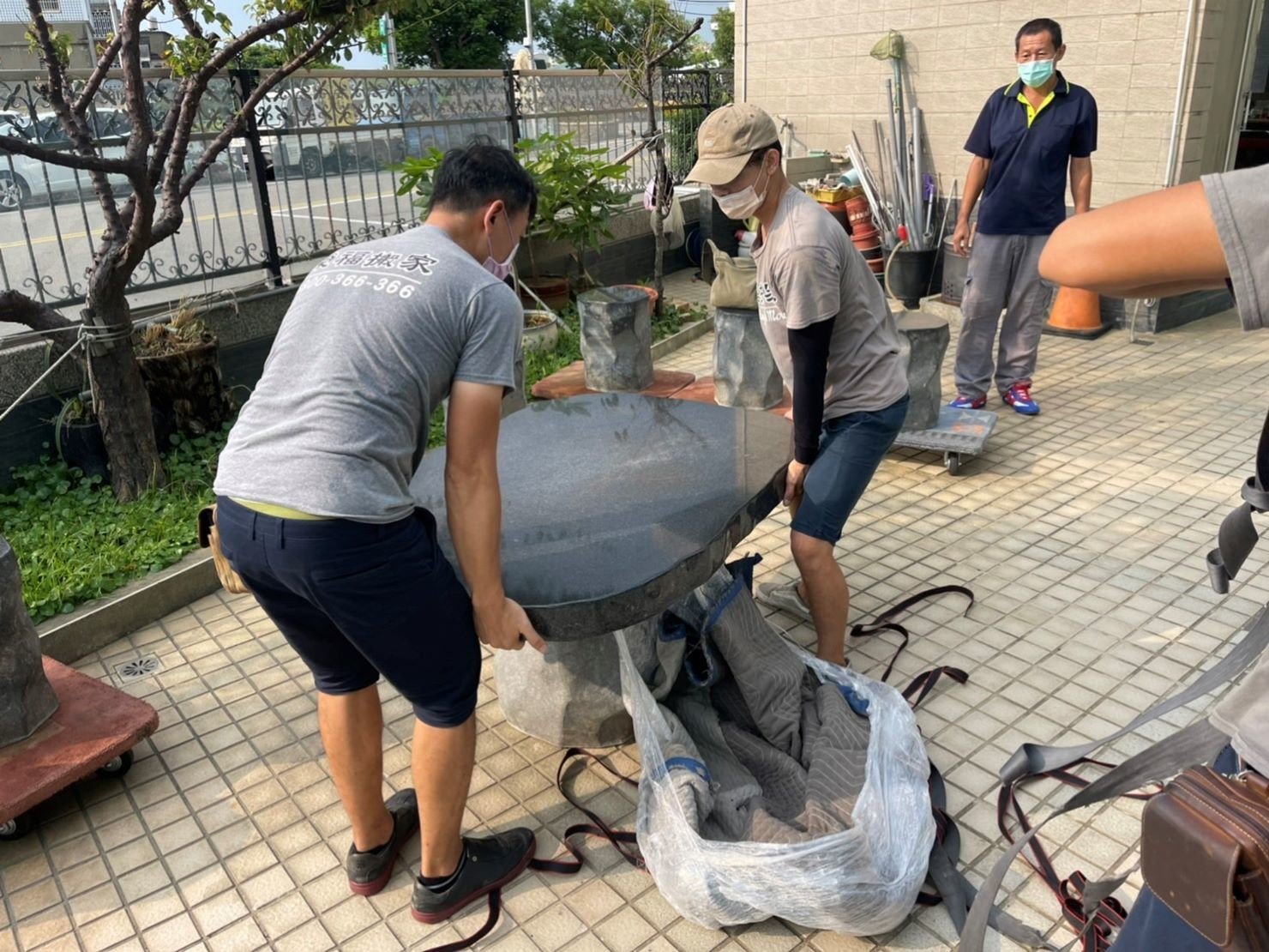 特殊搬運、搬重物【榮福搬家公司】石墩搬運、搬石頭桌椅、造景石頭搬運、大理石桌椅、岩石戶外桌椅、天然石頭庭園桌椅、石頭雕刻物、玉石雕刻擺件、吊掛搬運、特殊重物搬運、專搬重物、搬重物技巧、新北搬家公司推薦、搬家車、搬家公司、基隆搬家、南港搬家、桃園搬家公司推薦、台北搬家公司推薦:大台北搬家,精緻包裝搬運「細膩包裝、專業搬運、用心服務、以客為尊」是榮福搬家公司的宗旨與精神。歡迎立即來電02-2651-2727專人服務。 特殊搬運、搬重物【榮福搬家公司】石墩搬運、搬石頭桌椅、造景石頭搬運、大理石桌椅、岩石戶外桌椅、天然石頭庭園桌椅、石頭雕刻物、玉石雕刻擺件、吊掛搬運、特殊重物搬運、專搬重物、搬重物技巧、新北搬家公司推薦、搬家車、搬家公司、基隆搬家、南港搬家、桃園搬家公司推薦、台北搬家公司推薦:大台北搬家,精緻包裝搬運「細膩包裝、專業搬運、用心服務、以客為尊」是榮福搬家公司的宗旨與精神。歡迎立即來電02-2651-2727專人服務。