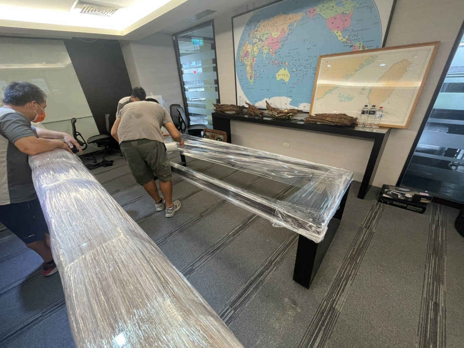 只需搬一件家具?搬運單一家具【榮福搬家公司】大型實木會議桌、雕刻品、木雕神像、木雕刻藝術品、按摩椅搬運、搬神明桌、家庭搬家、跨縣市搬家、搬工計時、專業吊掛搬運、搬搬家首選、特殊重物搬運、專搬重物、搬重物技巧、新北搬家公司推薦、搬家車、搬家公司、基隆搬家、南港搬家、桃園搬家公司推薦、台北搬家公司推薦:大台北搬家,精緻包裝搬運「細膩包裝、專業搬運、用心服務、以客為尊」是榮福搬家公司的宗旨與精神。歡迎立即來電02-2651-2727專人服務。 只需搬一件家具?搬運單一家具【榮福搬家公司】大型實木會議桌、雕刻品、木雕神像、木雕刻藝術品、按摩椅搬運、搬神明桌、家庭搬家、跨縣市搬家、搬工計時、專業吊掛搬運、搬搬家首選、特殊重物搬運、專搬重物、搬重物技巧、新北搬家公司推薦、搬家車、搬家公司、基隆搬家、南港搬家、桃園搬家公司推薦、台北搬家公司推薦:大台北搬家,精緻包裝搬運「細膩包裝、專業搬運、用心服務、以客為尊」是榮福搬家公司的宗旨與精神。歡迎立即來電02-2651-2727專人服務。