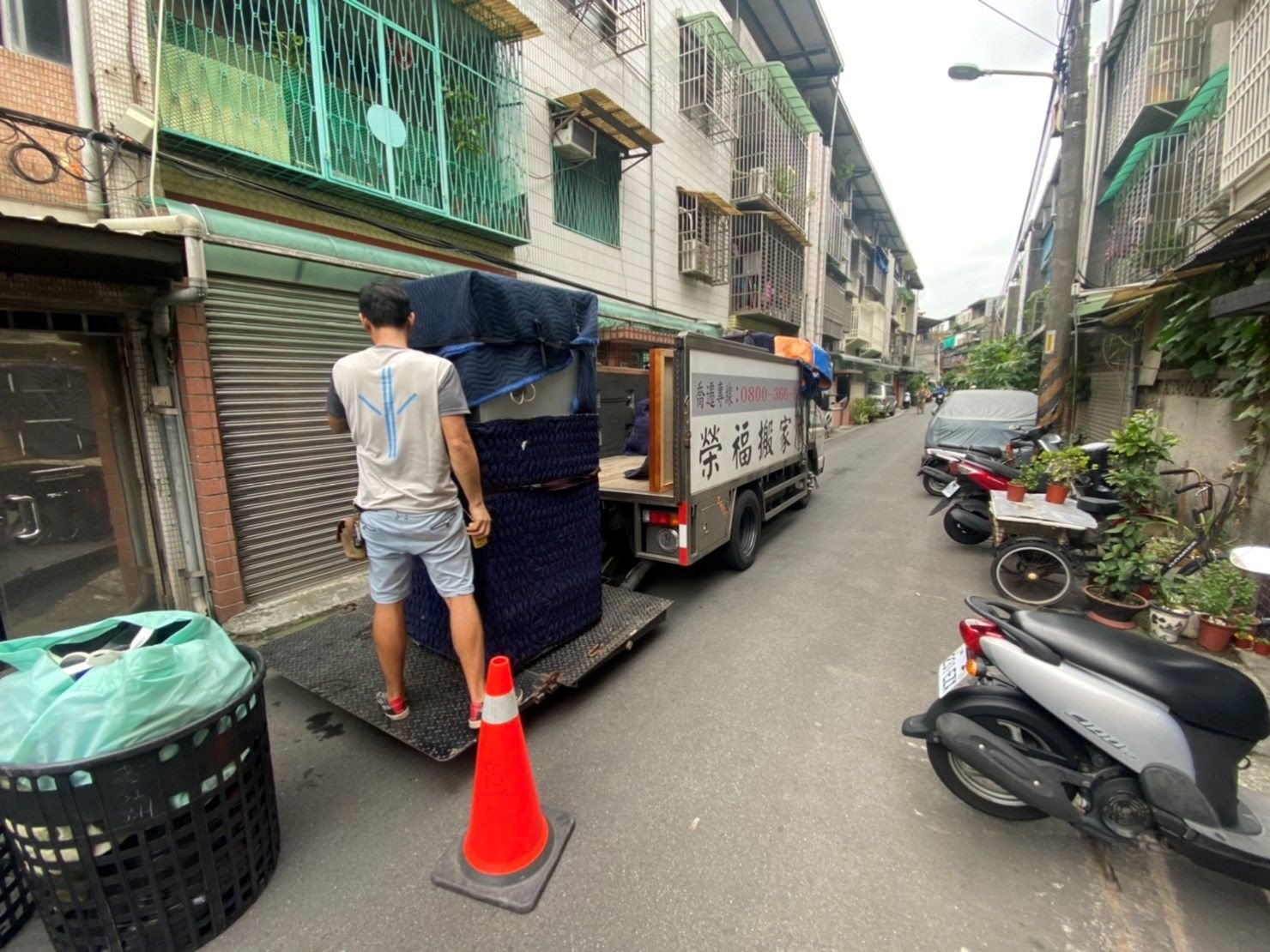 精搬冰箱【榮福搬家公司】搬冰箱、搬家首選、搬家公司推薦:優質搬家,包裝搬運「細膩包裝、專業搬運、用心服務、以客為尊」是榮福搬家公司的宗旨與精神。歡迎立即來電02-2651-2727專人服務。系統式家具拆裝找專業的榮福搬家就對了。 精搬冰箱【榮福搬家公司】搬冰箱、搬家首選、搬家公司推薦:優質搬家,包裝搬運「細膩包裝、專業搬運、用心服務、以客為尊」是榮福搬家公司的宗旨與精神。歡迎立即來電02-2651-2727專人服務。系統式家具拆裝找專業的榮福搬家就對了。