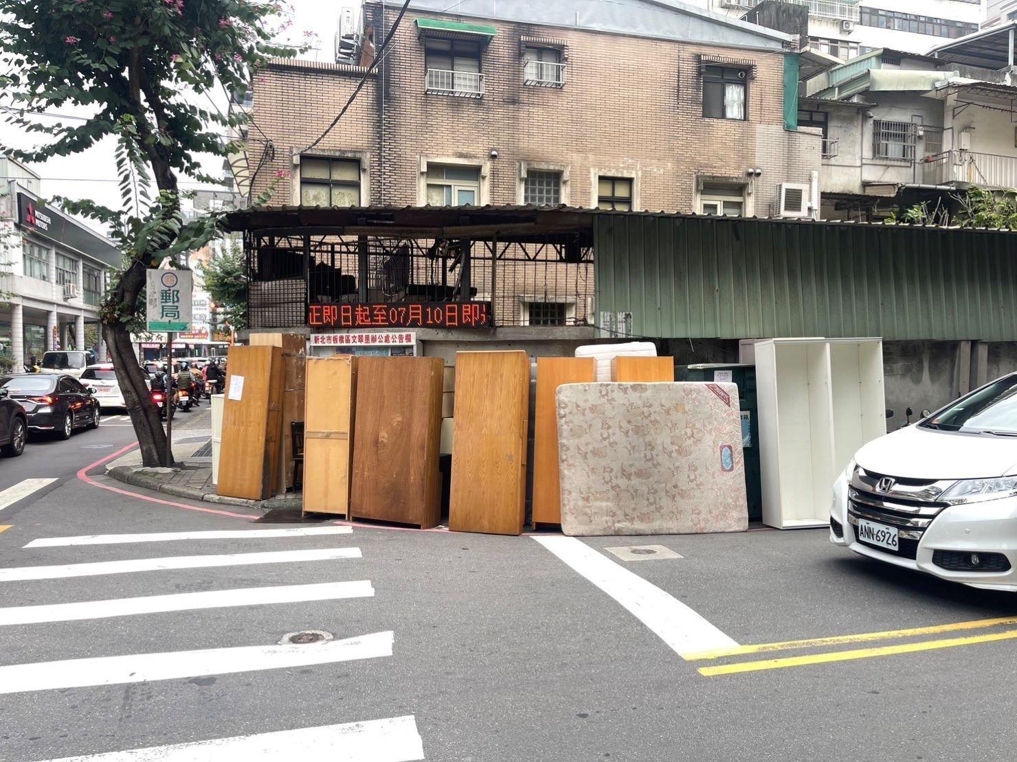 新北市垃圾清運、台北垃圾清運、不要的家具怎麼辦、搬家公司推薦、新北搬家推薦【榮福搬家公司】南港搬家、桃園搬家公司推薦、桃園大型垃圾、台北搬家公司推薦、租屋族、套房、雅房、房東、房東最愛、搬垃圾處理、家庭廢棄物清運、廢棄物處理、搬運廢棄物、家具垃圾處理、清運、搬家具、冰箱搬運、基隆搬家、大型家電回收清運、床墊搬運、搬衣櫃、大型家具丟棄、搬公司行號、家庭垃圾清運公司、清垃圾、廢棄家具處理、廢棄家具清運、搬家車,針對顧客都秉持以用心實在專業搬家技巧,搬家實在用心值得您的信賴與選擇。歡迎來電咨詢02-2651-2727,榮福搬家有專員立即為您服務。 新北市垃圾清運、台北垃圾清運、不要的家具怎麼辦、搬家公司推薦、新北搬家推薦【榮福搬家公司】南港搬家、桃園搬家公司推薦、桃園大型垃圾、台北搬家公司推薦、租屋族、套房、雅房、房東、房東最愛、搬垃圾處理、家庭廢棄物清運、廢棄物處理、搬運廢棄物、家具垃圾處理、清運、搬家具、冰箱搬運、基隆搬家、大型家電回收清運、床墊搬運、搬衣櫃、大型家具丟棄、搬公司行號、家庭垃圾清運公司、清垃圾、廢棄家具處理、廢棄家具清運、搬家車,針對顧客都秉持以用心實在專業搬家技巧,搬家實在用心值得您的信賴與選擇。歡迎來電咨詢02-2651-2727,榮福搬家有專員立即為您服務。