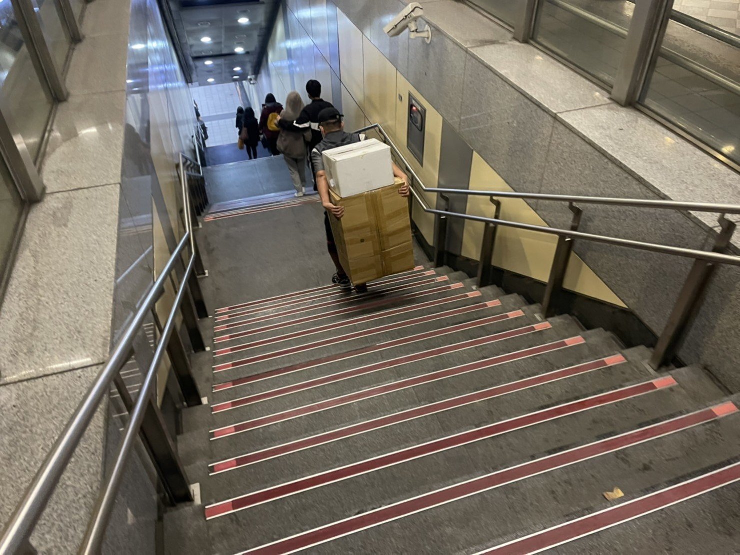 【榮福搬家】百貨烘焙店面搬遷、地下街烘焙店面搬遷、百貨甜點店面搬遷、地下街烘焙店面搬遷、麵包店搬遷、麵包陳列架搬遷、麵包展示架搬遷、店面搬遷、餐飲設備暫放、訂製餐桌椅精緻包裝、營業用攪拌機搬運、營業用冰箱精緻包裝、營業用烤箱搬遷、麵包切割機、營業用冰箱搬遷、工作檯包裝,工作桌,台北搬家公司推薦:大台北搬家,精緻包裝搬運「細膩包裝、專業搬運、用心服務、以客為尊」是榮福搬家公司的宗旨與精神。歡迎立即來電02-2651-2727專人服務。 【榮福搬家】百貨烘焙店面搬遷、地下街烘焙店面搬遷、百貨甜點店面搬遷、地下街烘焙店面搬遷、麵包店搬遷、麵包陳列架搬遷、麵包展示架搬遷、店面搬遷、餐飲設備暫放、訂製餐桌椅精緻包裝、營業用攪拌機搬運、營業用冰箱精緻包裝、營業用烤箱搬遷、麵包切割機、營業用冰箱搬遷、工作檯包裝,工作桌,台北搬家公司推薦:大台北搬家,精緻包裝搬運「細膩包裝、專業搬運、用心服務、以客為尊」是榮福搬家公司的宗旨與精神。歡迎立即來電02-2651-2727專人服務。
