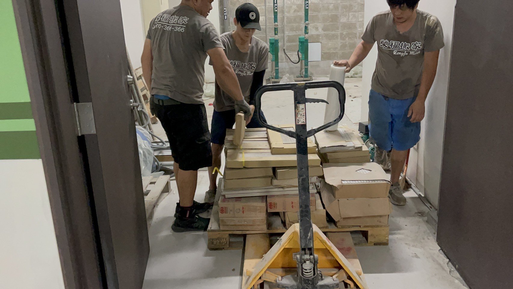 搬家公司推薦、新北搬家公司推薦【榮福搬家公司】南港搬家、桃園搬家公司推薦、台北搬家公司推薦、搬家具、冰箱搬運、基隆搬家、搬家電、床墊搬運、搬公司行號、家庭搬家、裝箱打包、精緻包裝、精緻搬家、搬工計時、搬工服務、人力搬運、家具拆裝、室內移動搬運、同棟不同樓層搬運、特殊重物搬運、專搬重物、重物搬運器、手動油壓板車、搬重物工具,針對顧客都秉持以用心實在專業搬家技巧,搬家實在用心值得您的信賴與選擇。歡迎來電咨詢02-2651-2727,榮福搬家有專員立即為您服務。 搬家公司推薦、新北搬家公司推薦【榮福搬家公司】南港搬家、桃園搬家公司推薦、台北搬家公司推薦、搬家具、冰箱搬運、基隆搬家、搬家電、床墊搬運、搬公司行號、家庭搬家、裝箱打包、精緻包裝、精緻搬家、搬工計時、搬工服務、人力搬運、家具拆裝、室內移動搬運、同棟不同樓層搬運、特殊重物搬運、專搬重物、重物搬運器、手動油壓板車、搬重物工具,針對顧客都秉持以用心實在專業搬家技巧,搬家實在用心值得您的信賴與選擇。歡迎來電咨詢02-2651-2727,榮福搬家有專員立即為您服務。