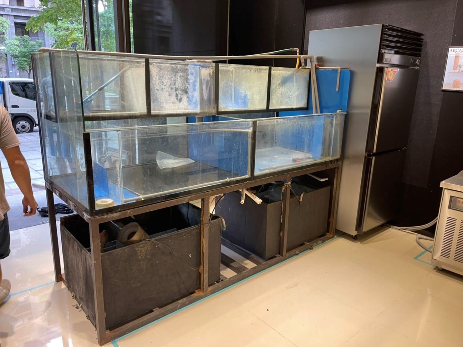 特殊搬運、搬重物【榮福搬家公司】熱炒店展示魚缸、海鮮展示魚缸、海鮮水族魚缸、精搬魚缸、搬魚缸、家庭搬家、跨縣市搬家、搬工計時、人力搬運、搬運、搬床墊、冰箱搬運、搬家具、搬家首選、特殊重物搬運、專搬重物、搬重物技巧、新北搬家公司推薦、搬家車、搬家公司、基隆搬家、南港搬家、桃園搬家公司推薦、台北搬家公司推薦:大台北搬家,精緻包裝搬運「細膩包裝、專業搬運、用心服務、以客為尊」是榮福搬家公司的宗旨與精神。歡迎立即來電02-2651-2727專人服務。 特殊搬運、搬重物【榮福搬家公司】熱炒店展示魚缸、海鮮展示魚缸、海鮮水族魚缸、精搬魚缸、搬魚缸、家庭搬家、跨縣市搬家、搬工計時、人力搬運、搬運、搬床墊、冰箱搬運、搬家具、搬家首選、特殊重物搬運、專搬重物、搬重物技巧、新北搬家公司推薦、搬家車、搬家公司、基隆搬家、南港搬家、桃園搬家公司推薦、台北搬家公司推薦:大台北搬家,精緻包裝搬運「細膩包裝、專業搬運、用心服務、以客為尊」是榮福搬家公司的宗旨與精神。歡迎立即來電02-2651-2727專人服務。