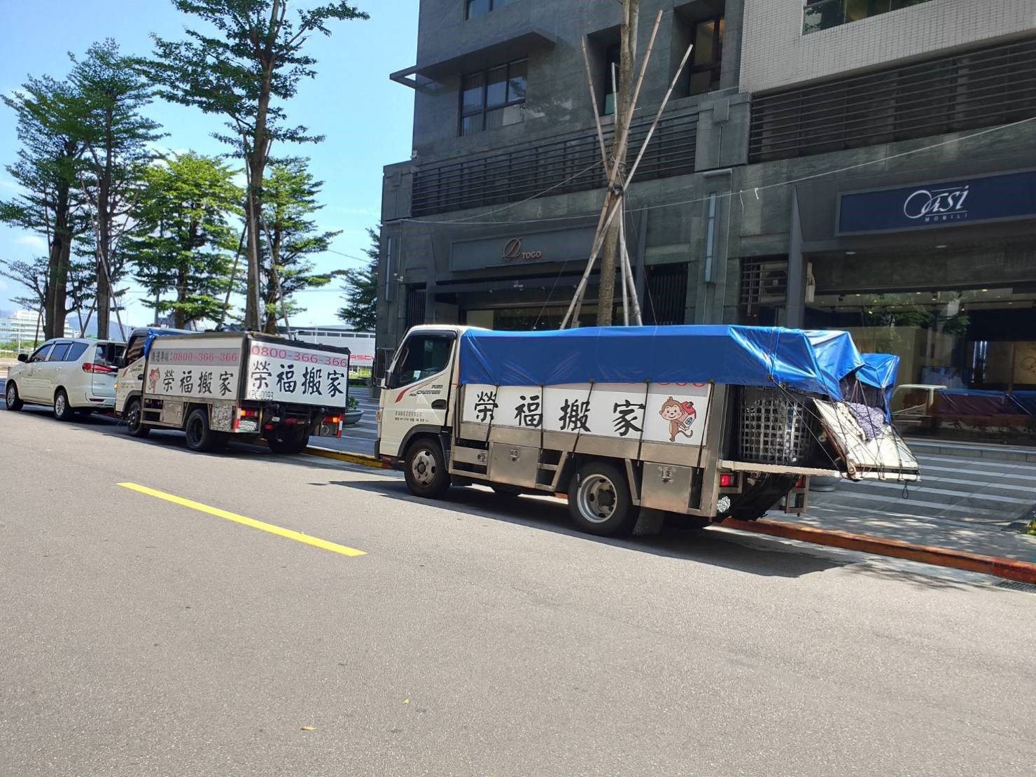台北搬家公司推薦【榮福搬家公司】台北搬家公司、新北搬家、值得您來選擇:確認好物件全數上車、將物件妥善固定好後,就可以出發載去租借的倉儲囉! 台北搬家公司推薦【榮福搬家公司】台北搬家公司、新北搬家、值得您來選擇:確認好物件全數上車、將物件妥善固定好後,就可以出發載去租借的倉儲囉!