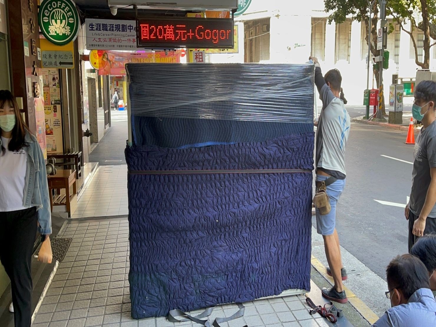 搬重物、重物搬運【榮福搬家公司】石墩搬運、搬石椅、搬石頭桌、搬洗衣機、搬披薩窯、精搬金庫、搬保險櫃、精搬魚缸、精搬鋼琴、跨縣搬家、搬工派遣、搬運、床墊搬運、冰箱搬運、搬營業用冰箱、鋼琴搬運、超低溫冷凍櫃搬運、滾筒洗衣機搬運、搬醫療床、搬電動床、搬家具、搬家首選、吊掛搬運、吊家具搬運、特殊重物搬運、專搬重物、重物搬運器、單一重物搬運、新北搬家推薦、搬家公司、基隆搬家、南港搬家、桃園搬家公司、台北搬家公司推薦:大台北搬家,精緻包裝搬運「細膩包裝、專業搬運、用心服務、以客為尊」是榮福搬家公司的宗旨與精神。歡迎立即來電02-2651-2727專人服務。 搬重物、重物搬運【榮福搬家公司】石墩搬運、搬石椅、搬石頭桌、搬洗衣機、搬披薩窯、精搬金庫、搬保險櫃、精搬魚缸、精搬鋼琴、跨縣搬家、搬工派遣、搬運、床墊搬運、冰箱搬運、搬營業用冰箱、鋼琴搬運、超低溫冷凍櫃搬運、滾筒洗衣機搬運、搬醫療床、搬電動床、搬家具、搬家首選、吊掛搬運、吊家具搬運、特殊重物搬運、專搬重物、重物搬運器、單一重物搬運、新北搬家推薦、搬家公司、基隆搬家、南港搬家、桃園搬家公司、台北搬家公司推薦:大台北搬家,精緻包裝搬運「細膩包裝、專業搬運、用心服務、以客為尊」是榮福搬家公司的宗旨與精神。歡迎立即來電02-2651-2727專人服務。