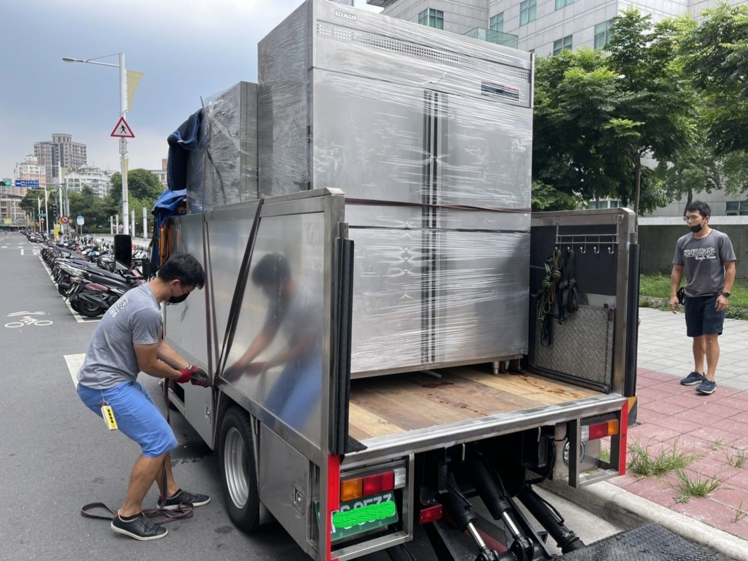 店面搬遷、搬家公司推薦、台北搬家推薦【榮福搬家公司】搬生財器具、搬冷凍櫃、搬冷藏冰箱、大型爐台搬運、搬窯烤爐、搬營業用蒸烤箱、南港搬家、桃園搬家公司推薦、新北搬家公司推薦、百貨公司進撤櫃、專櫃進撤櫃、企業搬運服務、搬公司行號、廠房遷移、搬精密儀器、公司行號搬遷、政府機關搬遷、百貨專櫃遷移、學校單位搬遷、大型設備搬遷、搬大型廚房設備、中央廚房搬遷、搬營業用冰箱、搬營業用製冰機、三層營業用烤箱搬運、搬工作檯冰箱、搬工計時、搬工服務、人力搬運,針對顧客都秉持以用心實在專業搬家技巧,搬家實在用心值得您的信賴與選擇。歡迎來電咨詢02-2651-2727,榮福搬家有專員立即為您服務。 店面搬遷、搬家公司推薦、台北搬家推薦【榮福搬家公司】搬生財器具、搬冷凍櫃、搬冷藏冰箱、大型爐台搬運、搬窯烤爐、搬營業用蒸烤箱、南港搬家、桃園搬家公司推薦、新北搬家公司推薦、百貨公司進撤櫃、專櫃進撤櫃、企業搬運服務、搬公司行號、廠房遷移、搬精密儀器、公司行號搬遷、政府機關搬遷、百貨專櫃遷移、學校單位搬遷、大型設備搬遷、搬大型廚房設備、中央廚房搬遷、搬營業用冰箱、搬營業用製冰機、三層營業用烤箱搬運、搬工作檯冰箱、搬工計時、搬工服務、人力搬運,針對顧客都秉持以用心實在專業搬家技巧,搬家實在用心值得您的信賴與選擇。歡迎來電咨詢02-2651-2727,榮福搬家有專員立即為您服務。