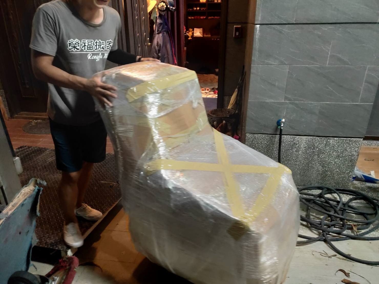 台北搬家公司推薦【榮福搬家】優質搬家,精緻包裝搬運「細膩包裝、專業搬運、用心服務、以客為尊」值得您來選擇:按摩椅的精緻包裝服務。 台北搬家公司推薦【榮福搬家】優質搬家,精緻包裝搬運「細膩包裝、專業搬運、用心服務、以客為尊」值得您來選擇:按摩椅的精緻包裝服務。