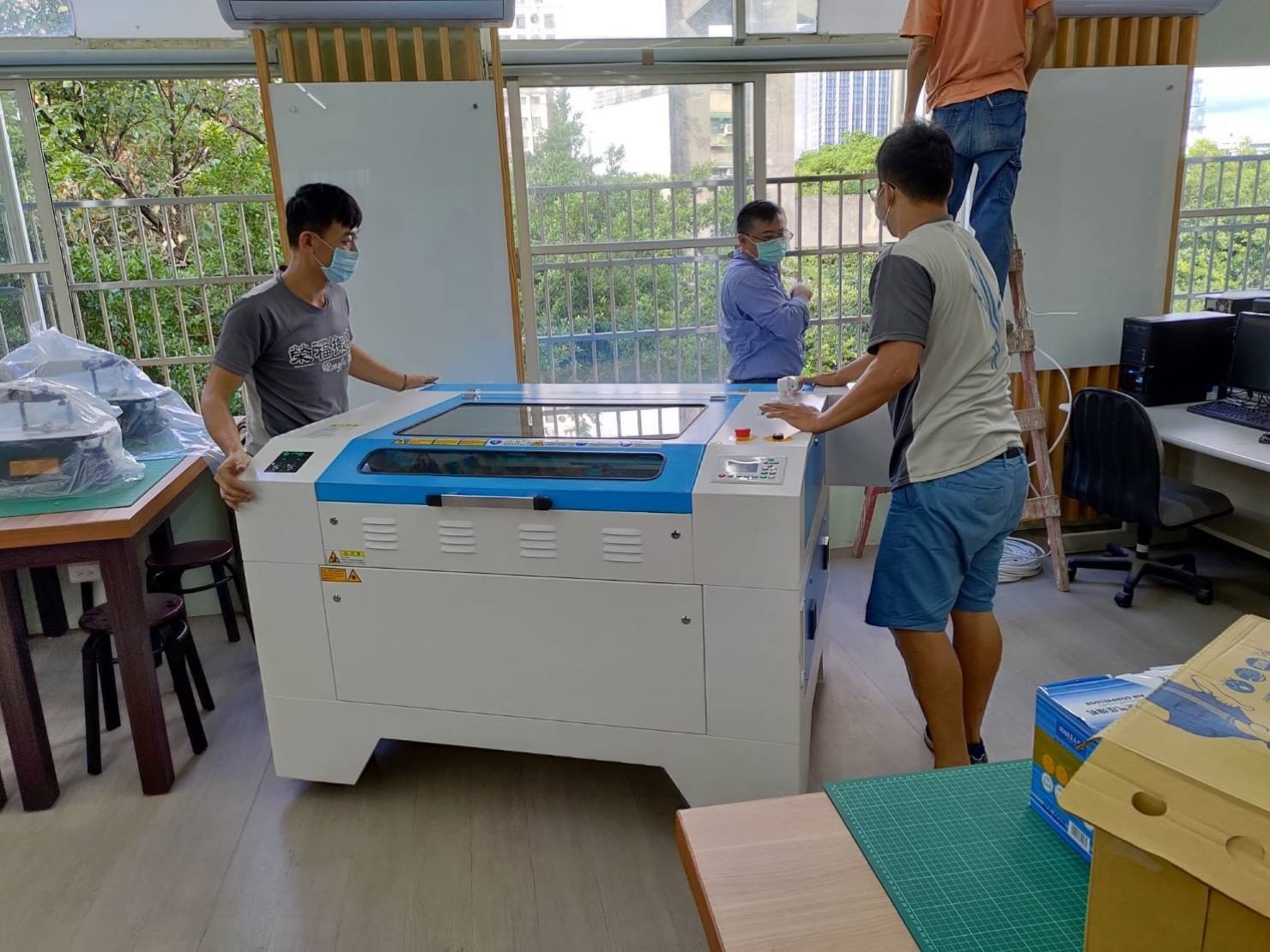 搬家推薦【榮福搬家】搬家口碑第一、台北搬家、新北搬家:【特殊重物搬運】搬雷射雕刻切割機-將切割機以板車從電梯搬運至指定教室內定位擺放,且榮福搬家師傅會將拆卸下來的底座與上層組裝回機台上。 搬家推薦【榮福搬家】搬家口碑第一、台北搬家、新北搬家:【特殊重物搬運】搬雷射雕刻切割機-將切割機以板車從電梯搬運至指定教室內定位擺放,且榮福搬家師傅會將拆卸下來的底座與上層組裝回機台上。
